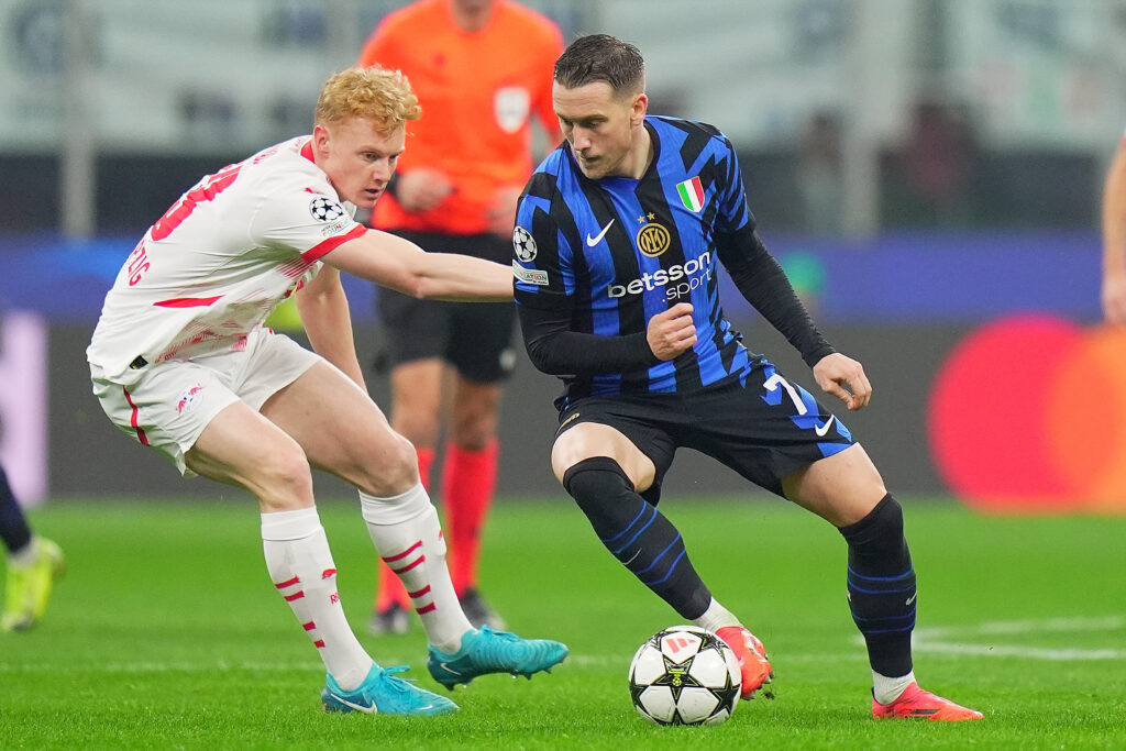 Inter Milan&#039;s Piotr Zielinski fights for the ball with LeipzigÕs Antonio Nusa during the Uefa Champions League soccer match between Inter and Leipzig  at the San Siro Stadium in Milan, north Italy - Tuesday , November 26 , 2024. Sport - Soccer . (Photo by Spada/LaPresse) (Photo by Spada/LaPresse/Sipa USA)
2024.11.06 Mediolan
pilka nozna liga mistrzow
Inter Mediolan - RB Lipsk
Foto Spada/LaPresse/SIPA USA/PressFocus

!!! POLAND ONLY !!!