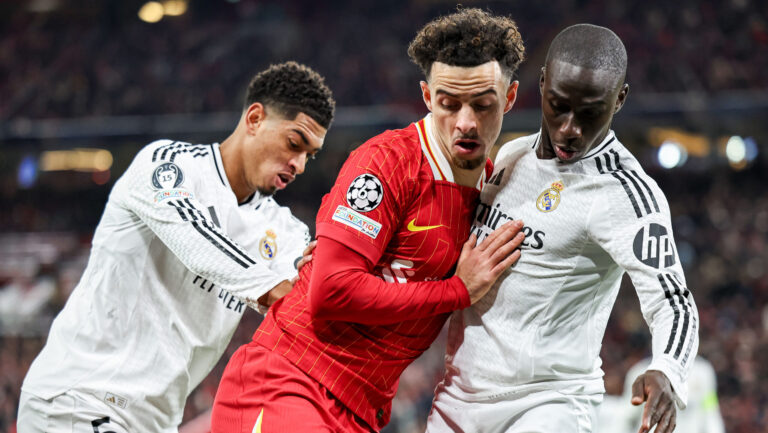 Curtis Jones of Liverpool battles for the ball with Jude Bellingham of Real Madrid and Ferland Mendy during the UEFA Champions League, League Phase MD5 Liverpool v Real Madrid at Anfield, Liverpool, United Kingdom, 27th November 2024

(Photo by Mark Cosgrove/News Images) in Liverpool, United Kingdom on 11/27/2024. (Photo by Mark Cosgrove/News Images/Sipa USA)
2024.11.27 Liverpool
pilka nozna liga mistrzow
Liverpool - Real Madryt
Foto Mark Cosgrove/News Images/SIPA USA/PressFocus

!!! POLAND ONLY !!!