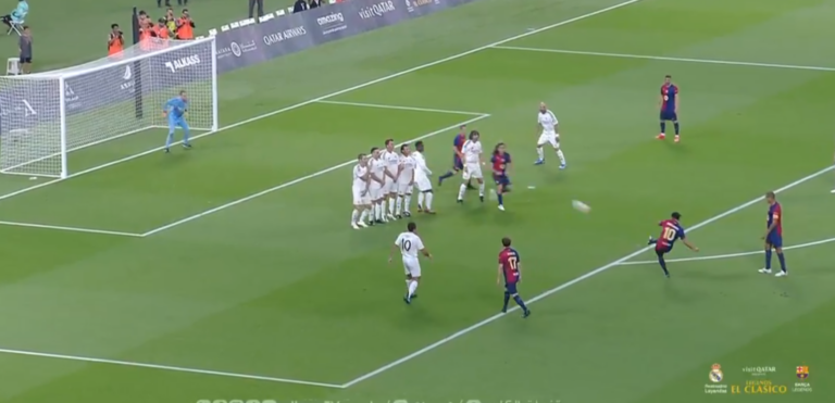 Ronaldinho wciąż to ma! Gol Brazylijczyka z rzutu wolnego w El Clasico legend! [WIDEO]