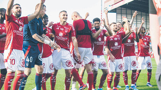 Les joueurs de Brest célčbrent la victoire avec leurs supporters FOOTBALL : Stade Brestois vs AS Saint Etienne - Ligue 1 - Journée 3 - 31/08/2024 BaptisteAutissier/Panoramic,Image: 903597867, License: Rights-managed, Restrictions: PUBLICATIONxNOTxINxFRAxBEL, Model Release: no, Credit line: Baptiste Autissier / imago sport / Forum