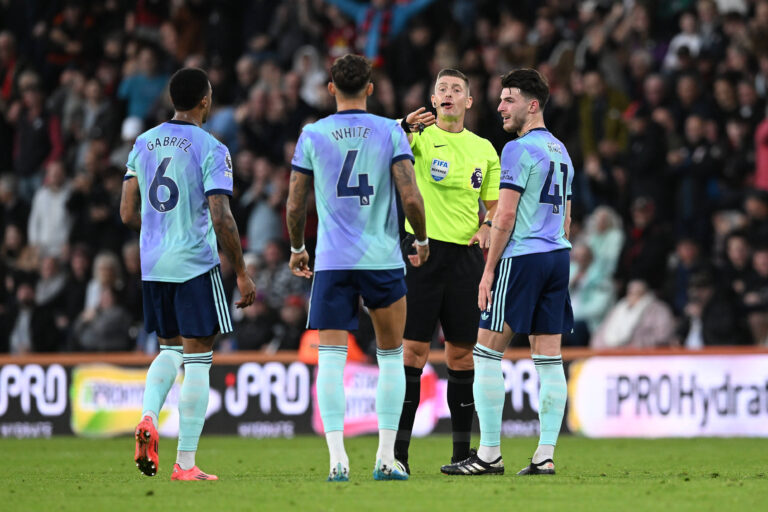 Bournemouth v Arsenal Premier League 19/10/2024. Red Card - Gabriel 6 of Arsenal, Ben White 4 of Arsenal and Declan Rice 41 of Arsenal confront referee Robert Jones after the VAR decision to show a red card and sent off William Saliba 2 of Arsenal during the Premier League match between Bournemouth and Arsenal at the Vitality Stadium, Bournemouth, England on 19 October 2024. Bournemouth Vitality Stadium Dorset England Editorial use only DataCo restrictions apply See www.football-dataco.com , Copyright: xGrahamxHuntx PSI-20632-0141,Image: 923720539, License: Rights-managed, Restrictions: , Model Release: no, Credit line: Graham Hunt / imago sport / Forum