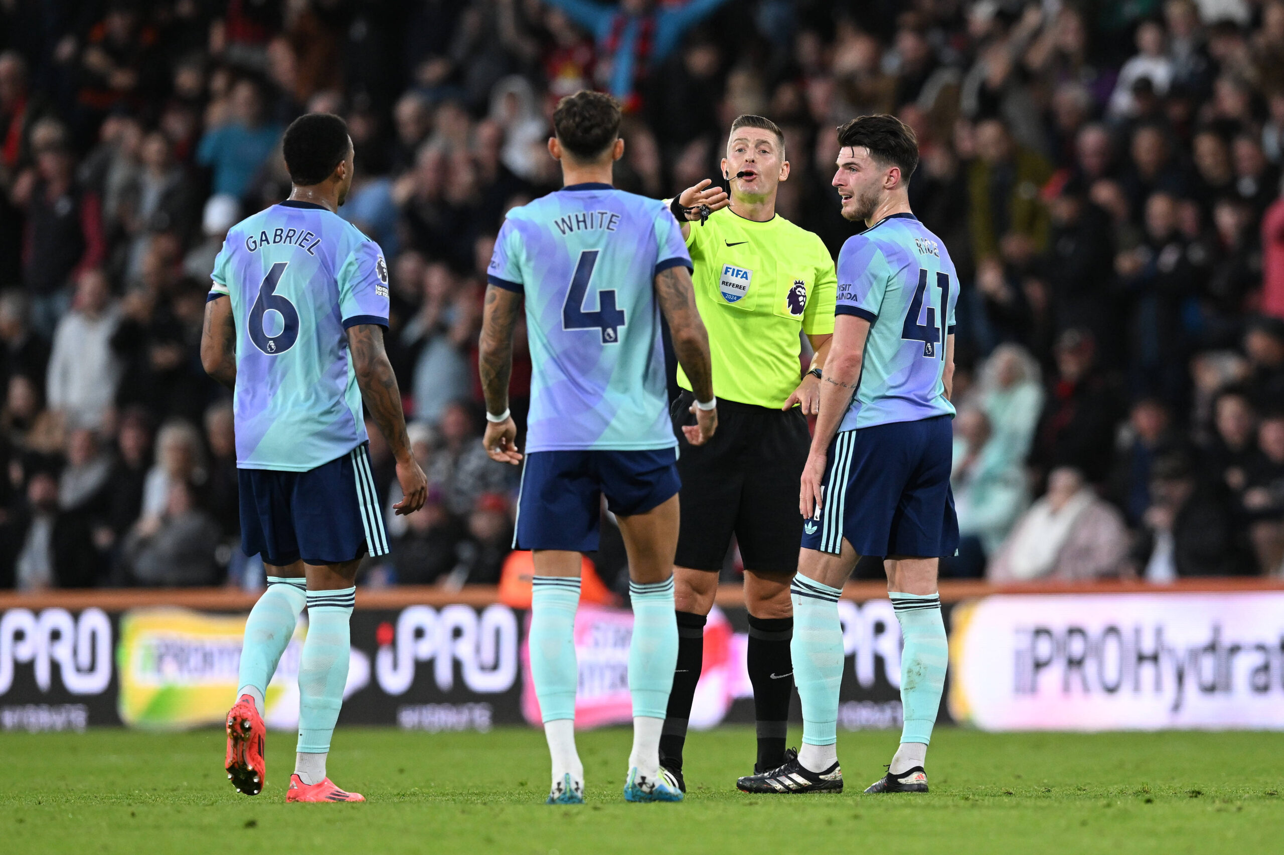 Bournemouth v Arsenal Premier League 19/10/2024. Red Card - Gabriel 6 of Arsenal, Ben White 4 of Arsenal and Declan Rice 41 of Arsenal confront referee Robert Jones after the VAR decision to show a red card and sent off William Saliba 2 of Arsenal during the Premier League match between Bournemouth and Arsenal at the Vitality Stadium, Bournemouth, England on 19 October 2024. Bournemouth Vitality Stadium Dorset England Editorial use only DataCo restrictions apply See www.football-dataco.com , Copyright: xGrahamxHuntx PSI-20632-0141,Image: 923720539, License: Rights-managed, Restrictions: , Model Release: no, Credit line: Graham Hunt / imago sport / Forum