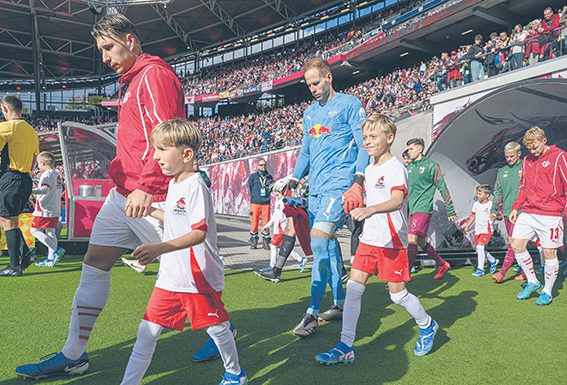 Willi Orban und Torwart / Torhueter Peter Gulacsi beim Einlauf der Mannschaften mit Einlaufkindern. Fussball 1. Bundesliga, 5. Spieltag: RB Leipzig - FC Augsburg 4-0. 28. September 2024: Leipzig, Red Bull Arena. RB Leipzig - FC Augsburg 4-0 *** Willi Orban and goalkeeper Peter Gulacsi at the team run-in with children Football 1 Bundesliga, Matchday 5 RB Leipzig FC Augsburg 4 0 28 September 2024 Leipzig, Red Bull Arena RB Leipzig FC Augsburg 4 0