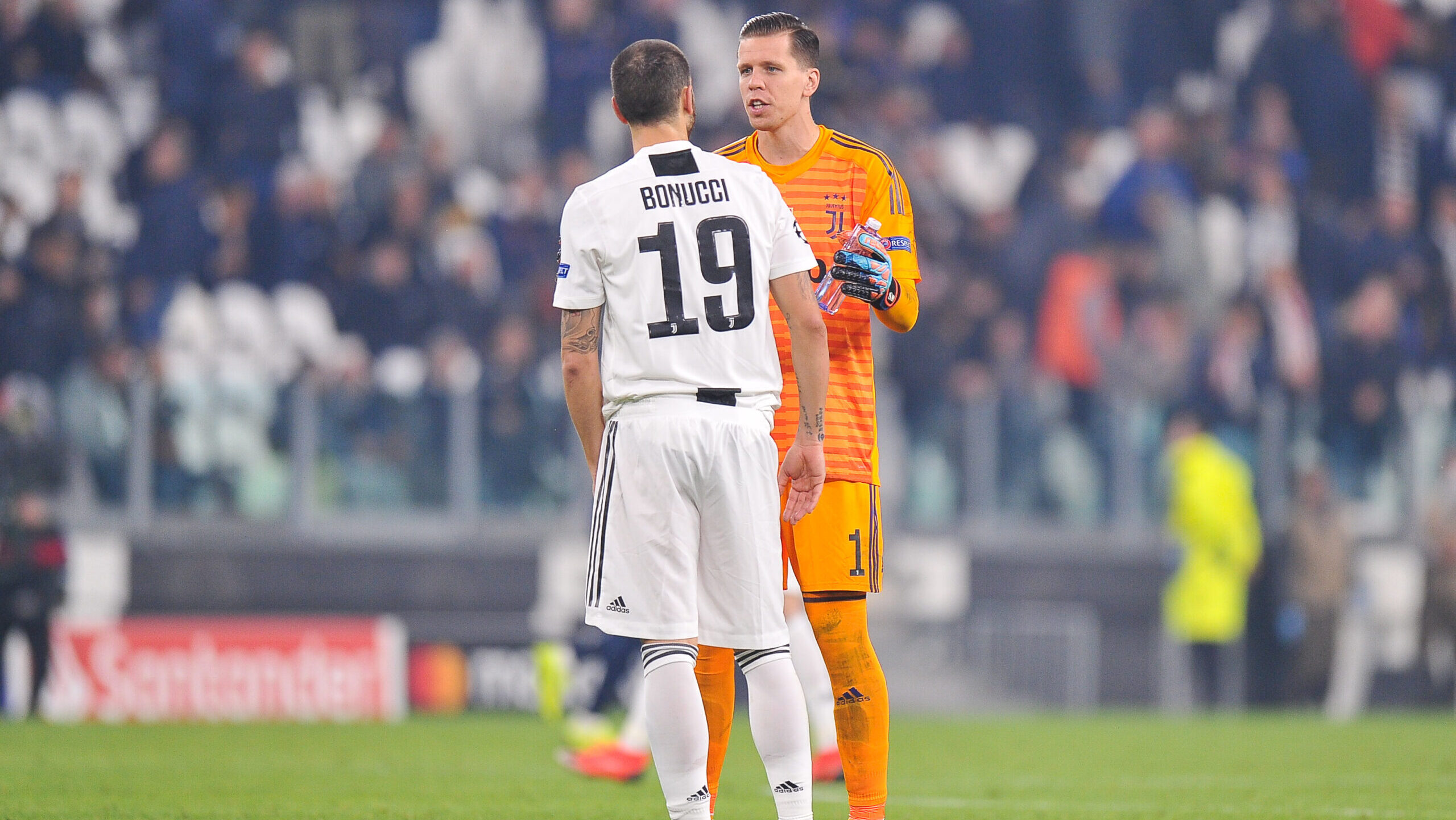 07.11.2018 Turyn
Pilka nozna
Liga Mistrzow 2018/2019
Juventus Turyn - Manchester United
N/z Leonardo Bonucci, Wojciech Szczesny
Foto Norbert Barczyk / PressFocus

07.11.2018 Torino
Football
Champions League 2018/2019
Juventus Turyn - Manchester United
Leonardo Bonucci, Wojciech Szczesny
Credit Norbert Barczyk / PressFocus