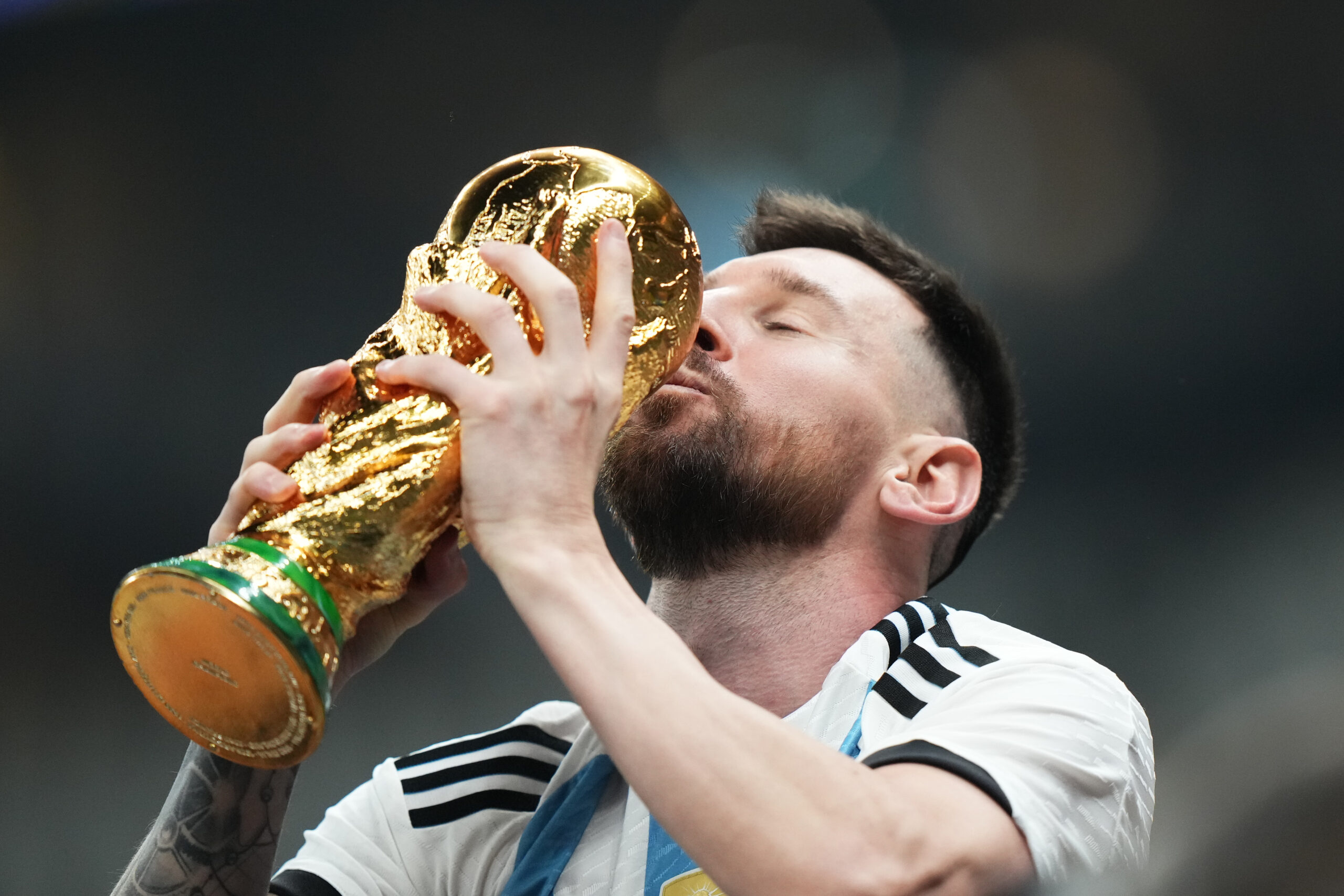 Lionel Messi of Argentina with the World Cup trophy during the FIFA World Cup Qatar 2022 match, Final, between Argentina and France played at Lusail Stadium on Dec 18, 2022 in Lusail, Qatar. (Photo by Bagu Blanco / Pressinphoto/Sipa USA)
2022.12.18 Lusail
pilka nozna mistrzostwa swiata katar 2022
Argentyna - Francja
Foto pressinphoto/SIPA USA/PressFocus

!!! POLAND ONLY !!!