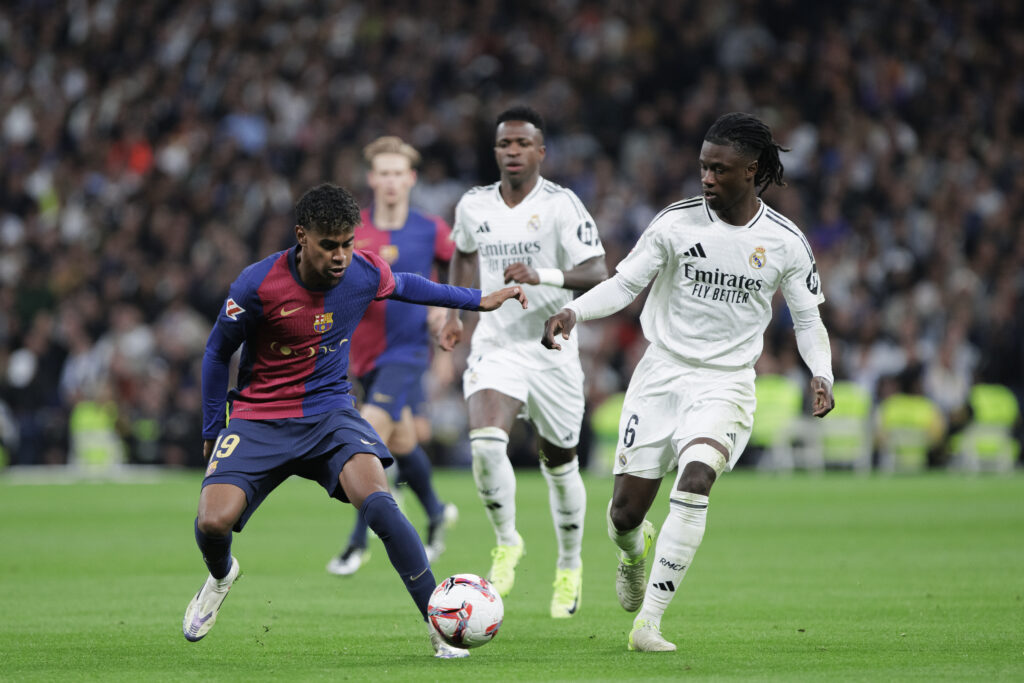 Lamine Yamal of Barcelona and Eduardo Camavinga of Real Madrid  fight for the ball during the La Liga 2024/25 match between Real Madrid and F.C. Barcelona at Santiago Bernabeu Stadium.
Final score Real Madrid 0 vs Barcelona 4 (Photo by Guillermo Martinez / SOPA Images/Sipa USA)
2024.10.26 Madryt
pilka nozna liga hiszpanska
Real Madryt - FC Barcelona
Foto Guillermo Martinez/SOPA Images/SIPA USA/PressFocus

!!! POLAND ONLY !!!