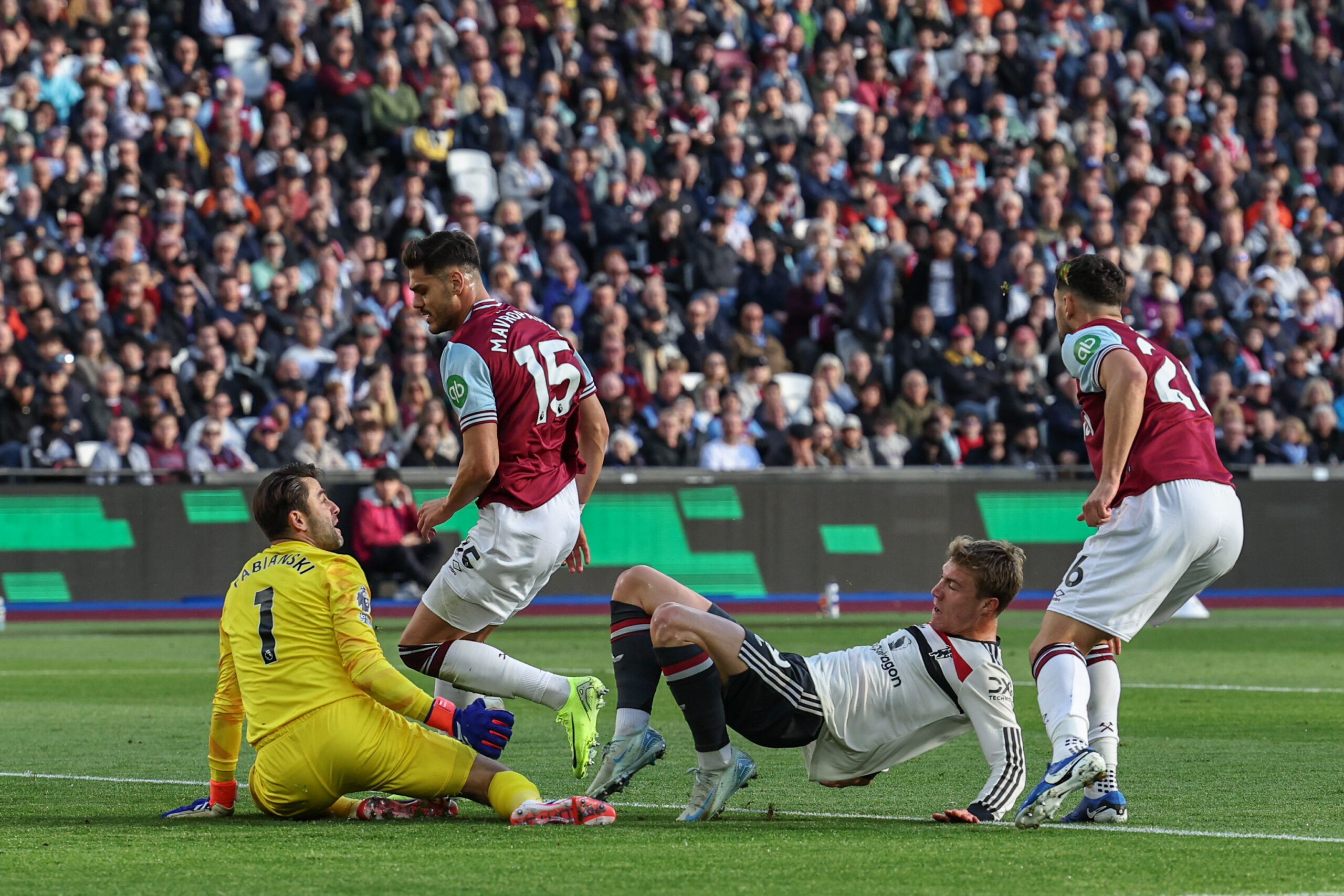 Lukasz Fabianski of West Ham United saves a shot from Rasmus Hojlund of Manchester United during the Premier League match West Ham United vs Manchester United at London Stadium, London, United Kingdom, 27th October 2024

(Photo by Mark Cosgrove/News Images) in London, United Kingdom on 10/27/2024. (Photo by Mark Cosgrove/News Images/Sipa USA)
2024.10.27 Londyn
pilka nozna liga angielska
Premier League West Ham United - Manchester United
Foto News Images/SIPA USA/PressFocus

!!! POLAND ONLY !!!