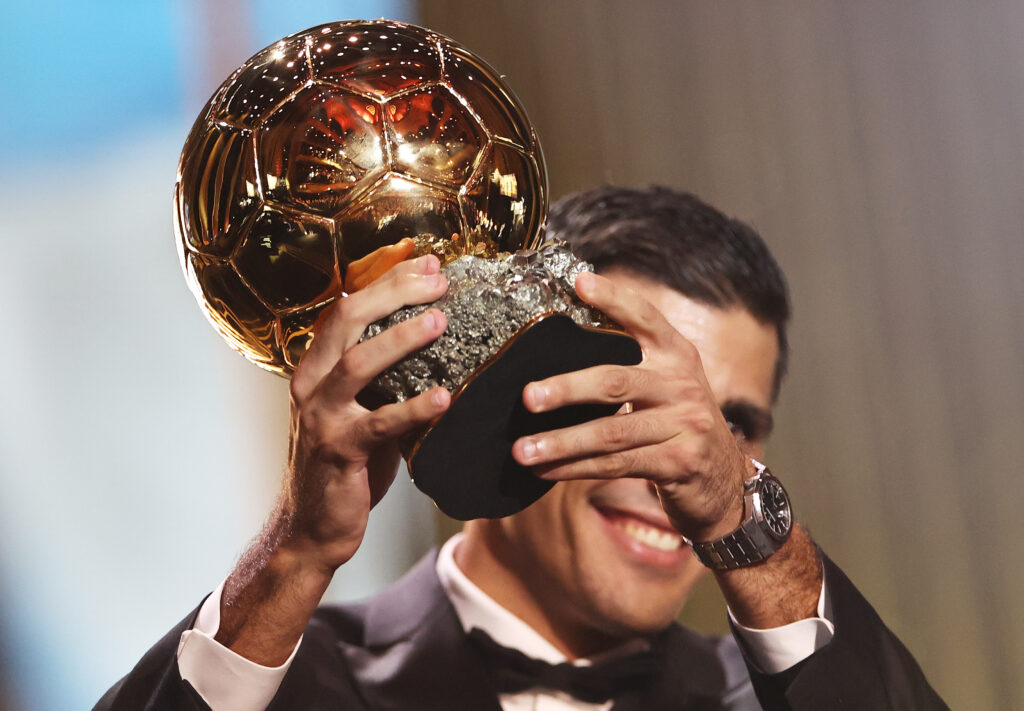 (241029) -- PARIS, Oct. 29, 2024 (Xinhua) -- Manchester City&#039;s Spanish player Rodri poses with his trophy during the 2024 Ballon d&#039;Or France Football award ceremony at the Theatre du Chatelet in Paris, France, Oct. 28, 2024. (Xinhua/Gao Jing)

2024.10.28 Paryz
pilka nozna, gala sportowa, ceremonia 
Gala nagrody Zlota Pilka 2024
Foto Gao Jing/Xinhua/PressFocus

!!! POLAND ONLY !!!