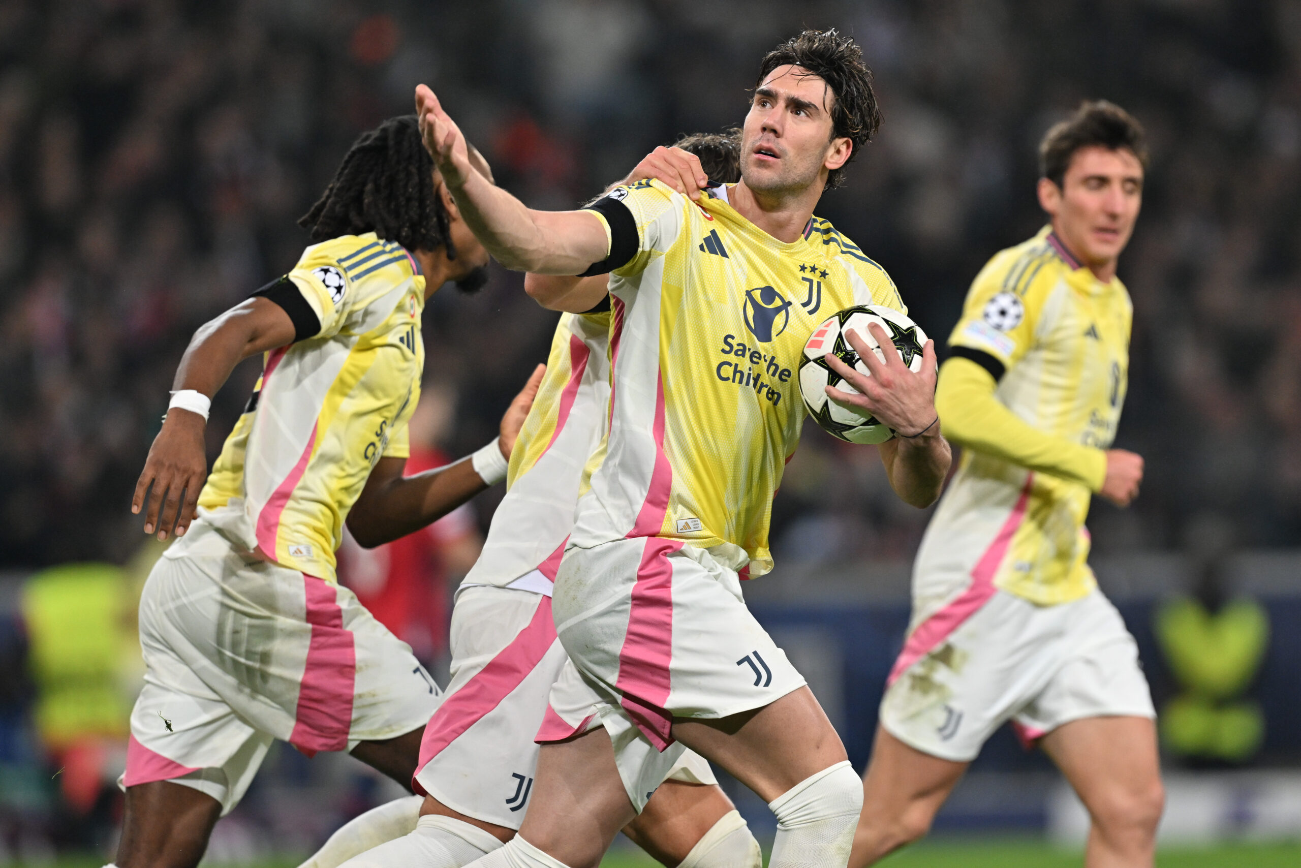 Dusan Vlahovic (9) of Juventus celebrates after scoring the 1-1 equalizer goal during a soccer game between French Lille Olympique Sporting Club and Italian Juventus  in the UEFA Champions League League Phase day 4 of the  2024-25 season, on Tuesday 5 November 2024  in Lille , France . (Photo by David Catry/Sportpix/Content Curation/Sipa USA)
2024.11.05 Lille
pilka nozna liga mistrzow
Lille OSC - Juventus Turyn
Foto David Catry/Isosport/Content Curation/SIPA USA/PressFocus

!!! POLAND ONLY !!!