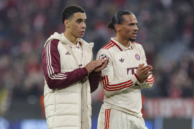 Jamal Musiala FC Bayern Muenchen und Leroy Sane FC Bayern Muenchen jubeln, UEFA Champions League 2024/25 League Phase MD4, FC Bayern Munchen v SL Benfica, Allianz Arena am 06. November 2024 in Munchen, Deutschland. Foto von Marco Steinbrenner/DeFodi Images Jamal Musiala FC Bayern Muenchen und Leroy Sane FC Bayern Muenchen cheer, UEFA Champions League 2024/25 League Phase MD4, FC Bayern Munchen v SL Benfica, Allianz Arena, November 6, 2024 in Munich, Germany. Photo by Marco Steinbrenner/DeFodi Images not used in POL / SRB / CRO / FRA / GBR / NED / ITA / USA Defodi-700_muenchen_lissabon_20241106_078 *** Jamal Musiala FC Bayern Muenchen and Leroy Sane FC Bayern Muenchen cheer, UEFA Champions League 2024 25 League Phase MD4, FC Bayern Munchen v SL Benfica, Allianz Arena on November 06, 2024 in Munich, Germany Photo by Marco Steinbrenner DeFodi Images Jamal Musiala FC Bayern Muenchen and Leroy Sane FC Bayern Muenchen cheer, UEFA Champions League 2024 25 League Phase MD4, FC Bayern Munchen v SL Benfica, Allianz Arena, November 6, 2024 in Munich, Germany Photo by Marco Steinbrenner DeFodi Images not used in POL SRB CRO FRA GBR NED ITA USA Defodi 700 muenchen lisbon 20241106 078 Defodi-700 not used in POL / SRB / CRO / FRA / GBR / NED / ITA / USA
2024.11.06 Monachium
pilka nozna liga mistrzow
Bayern Monachium - Benfica Lizbona
Foto IMAGO/PressFocus

!!! POLAND ONLY !!!