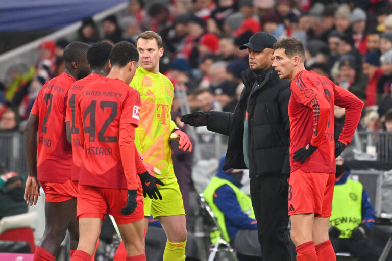 Trainer Vincent KOMPANY Bayern Muenchen mit re:Leon GORETZKA Bayern Muenchen, li:Manuel NEUER Torwart Bayern Muenchen, Jamal MUSIALA Bayern Muenchen, Alphonso DAVIES Bayern Muenchen, Dayot UPAMECANO Bayern Muenchen, Gestik,gibt Anweisungen. Fussball 1. Bundesliga Saison 2024/2025, 11.Spieltag, Spieltag11 FC Bayern Muenchen -FC Augsburg 3-0 am 22.11.2024, A L L I A N Z A R E N A. *** Coach Vincent KOMPANY Bayern Muenchen with right Leon GORETZKA Bayern Muenchen , left Manuel NEUER Goalkeeper Bayern Muenchen , Jamal MUSIALA Bayern Muenchen , Alphonso DAVIES Bayern Muenchen , Dayot UPAMECANO Bayern Muenchen , Gestures,gives instructions Football 1 Bundesliga Season 2024 2025, 11 Matchday, Matchday11 FC Bayern Muenchen FC Augsburg 3 0 on 22 11 2024, A L L I A N Z A R E N A
2024.11.22 Monachium
pilka nozna liga niemiecka
FC Bayern Monachium - FC Augsburg
Foto IMAGO/PressFocus

!!! POLAND ONLY !!!