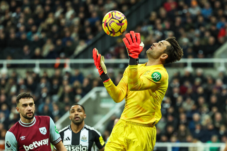 Lukasz Fabianski of West Ham United claims the cross during the Premier League match Newcastle United vs West Ham United at St. James&#039;s Park, Newcastle, United Kingdom, 25th November 2024

(Photo by Mark Cosgrove/News Images) in ,  on 11/25/2024. (Photo by Mark Cosgrove/News Images/Sipa USA)
2024.11.25 Newcastle
pilka nozna liga angielska
Newcastle United - West Ham United
Foto Mark Cosgrove/News Images/SIPA USA/PressFocus

!!! POLAND ONLY !!!