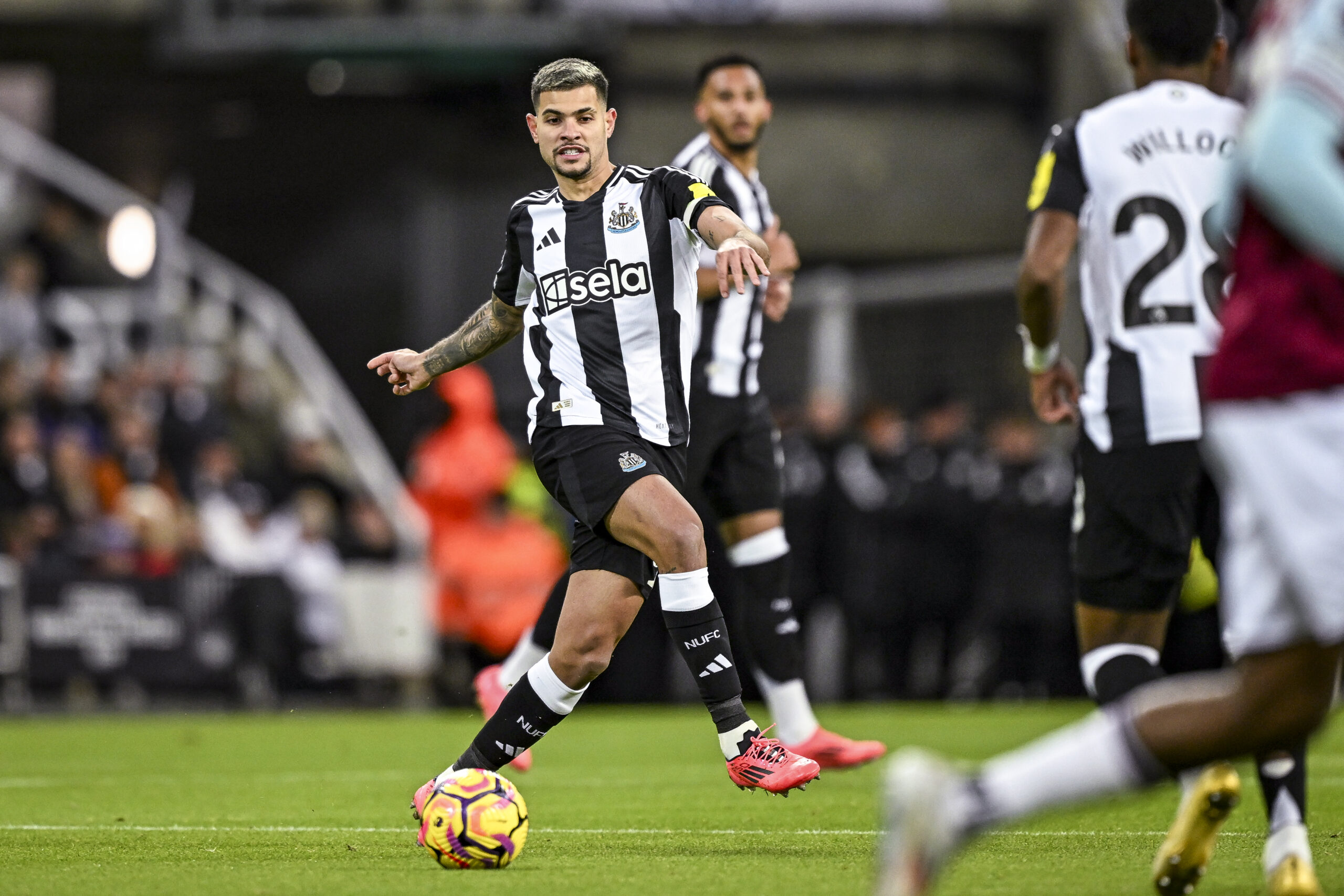 NEWCASTLE UPON TYNE, ENGLAND, NOVEMBER 25: Bruno Guimaraes of Newcastle United passes the ball during the Premier League match between Newcastle United and West Ham United at St James&#039; Park on November 25, 2024 in Newcastle upon Tyne, England.  (Richard Callis / SPP) (Photo by Richard Callis / SPP/Sipa USA)
2024.11.25 Newcastle upon Tyne
pilka nozna Liga angielska
Newcastle United - West Ham United
Foto Richard Callis/SPP/SIPA USA/PressFocus

!!! POLAND ONLY !!!