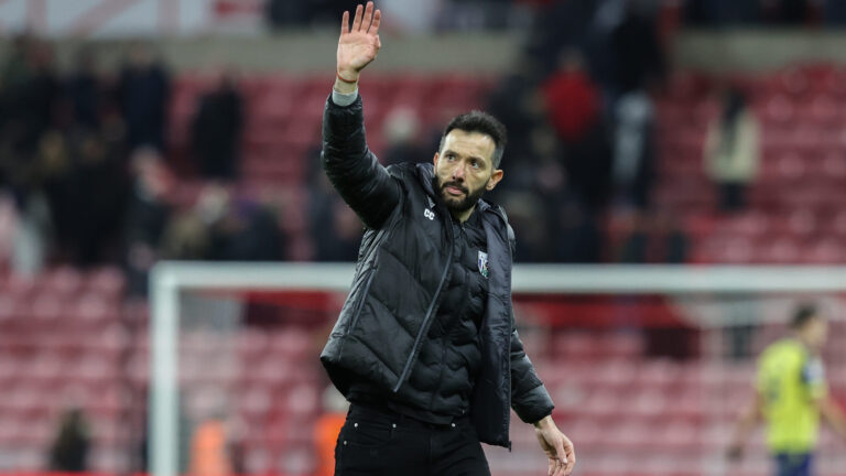 Carlos Corberan manager of West Bromwich Albion waves to the fans after the game during the Sky Bet Championship match Sunderland vs West Bromwich Albion at Stadium Of Light, Sunderland, United Kingdom, 26th November 2024

(Photo by Alfie Cosgrove/News Images) in Sunderland, United Kingdom on 11/26/2024. (Photo by Alfie Cosgrove/News Images/Sipa USA)
2024.11.26 Sunderland
pilka nozna liga angielska
Sunderland - West Bromwich Albion
Foto Alfie Cosgrove/News Images/SIPA USA/PressFocus

!!! POLAND ONLY !!!