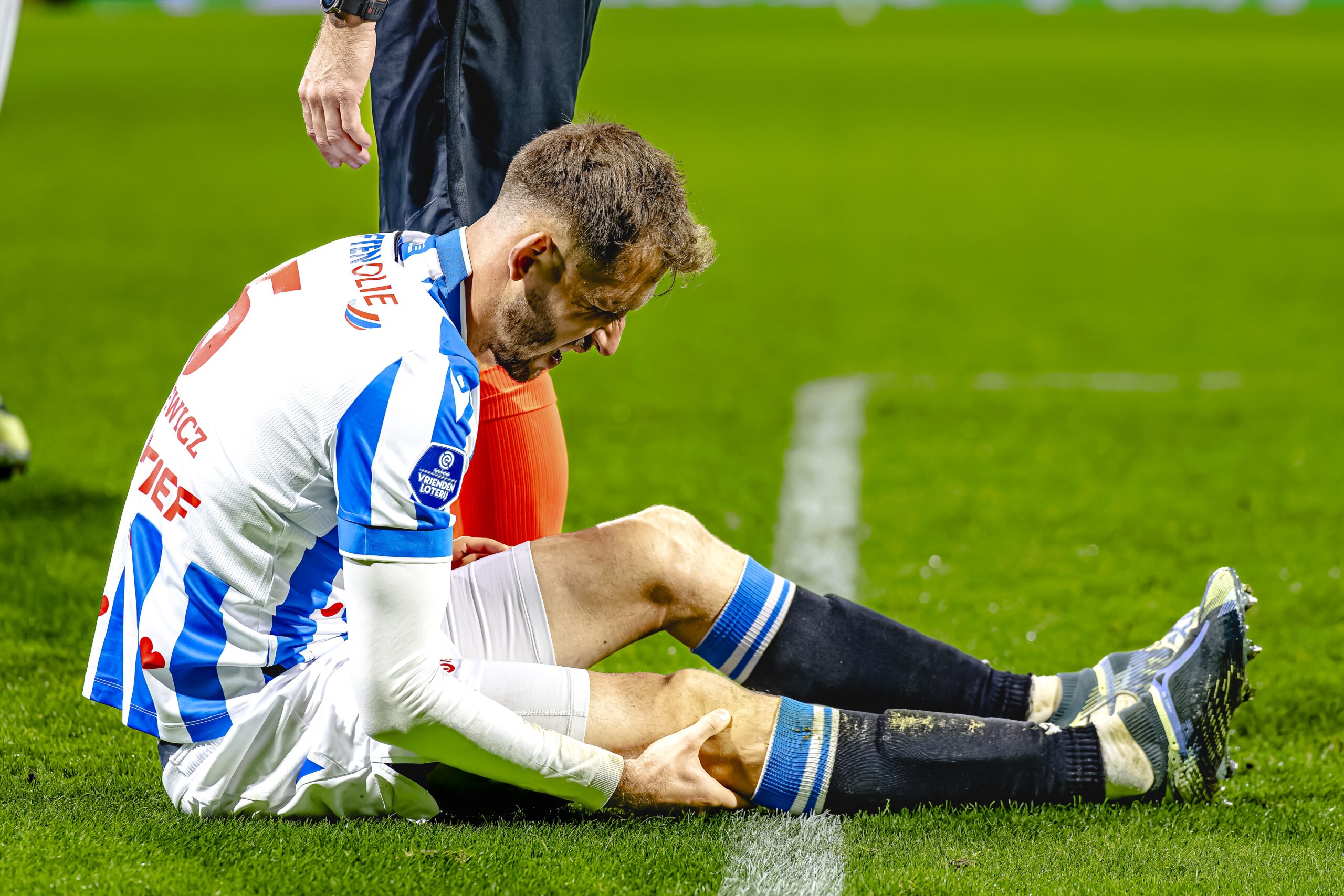 HEERENVEEN, Netherlands, 29-11-2024, SPO, Abe Lenstra Stadium, Dutch eredivisie, season 2024 / 2025,  during the match Heerenveen - RKC, SC Heerenveen player Pawel Bochniewicz gets injured (Photo by Pro Shots/Sipa USA)
2024.11.29 Heerenveen
pilka nozna liga holenderska
SC Heerenveen - RKC Waalwijk
Foto Pro Shots Photo Agency/SIPA USA/PressFocus

!!! POLAND ONLY !!!