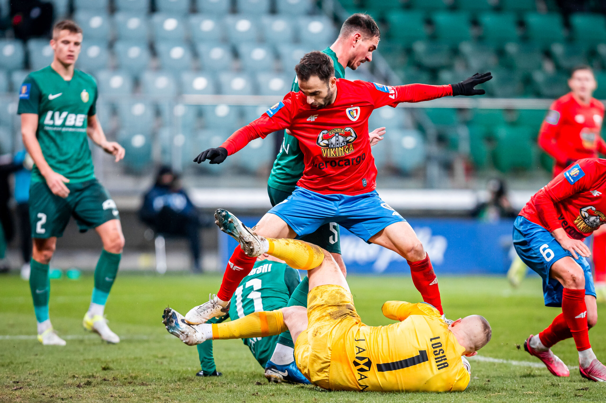 2024.12.03 Wroclaw
pilka nozna Puchar Polski 
Slask Wroclaw - Piast Gliwice
N/z Tomasz Loska Jorge Felix
Foto Mateusz Porzucek PressFocus

2024.12.03 Wroclaw
football Polish Cup
Slask Wroclaw - Piast Gliwice
Tomasz Loska Jorge Felix
Credit: Mateusz Porzucek PressFocus