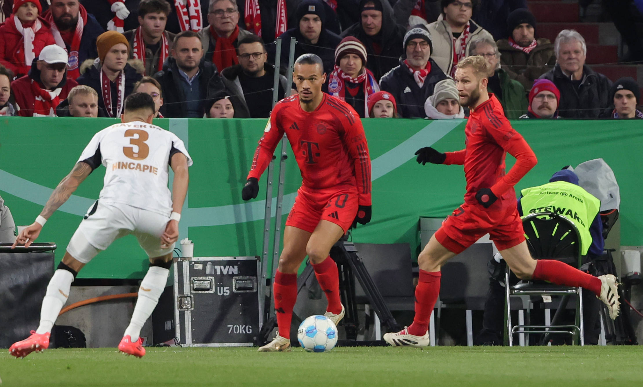 03.13.2024, DFB Pokal, FC Bayern Muenchen vs Leverkusen, Allianz Arena Muenchen, Fussball, im Bild: Reyna Hincapie Bayer Leverkusen, Leroy Sane FC Bayern Muenchen, Konrad Laimer FC Bayern Muenchen *** 03 13 2024, DFB Pokal, FC Bayern Muenchen vs Leverkusen, Allianz Arena Muenchen, Soccer, Sports, in the picture Reyna Hincapie Bayer Leverkusen , Leroy Sane FC Bayern Muenchen , Konrad Laimer FC Bayern Muenchen
2024.12.03 Monachium
pilka nozna puchar niemiec
Bayern Monachium - Bayer Leverkusen
Foto IMAGO/PressFocus

!!! POLAND ONLY !!!