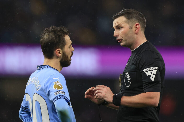 Manchester City v Nottingham Forest Premier League 04/12/2024. Referee Michael Oliver has a chat with Bernardo Silva 20 of Manchester City during the Premier League match between Manchester City and Nottingham Forest at the Etihad Stadium, Manchester, England on 4 December 2024. Manchester Etihad Stadium Manchester England Editorial use only DataCo restrictions apply See www.football-dataco.com , Copyright: xConorxMolloyx PSI-20946-0043
2024.12.04 Manchester
pilka nozna liga angielska
Manchester City - Nottingham Forest
Foto IMAGO/PressFocus

!!! POLAND ONLY !!!