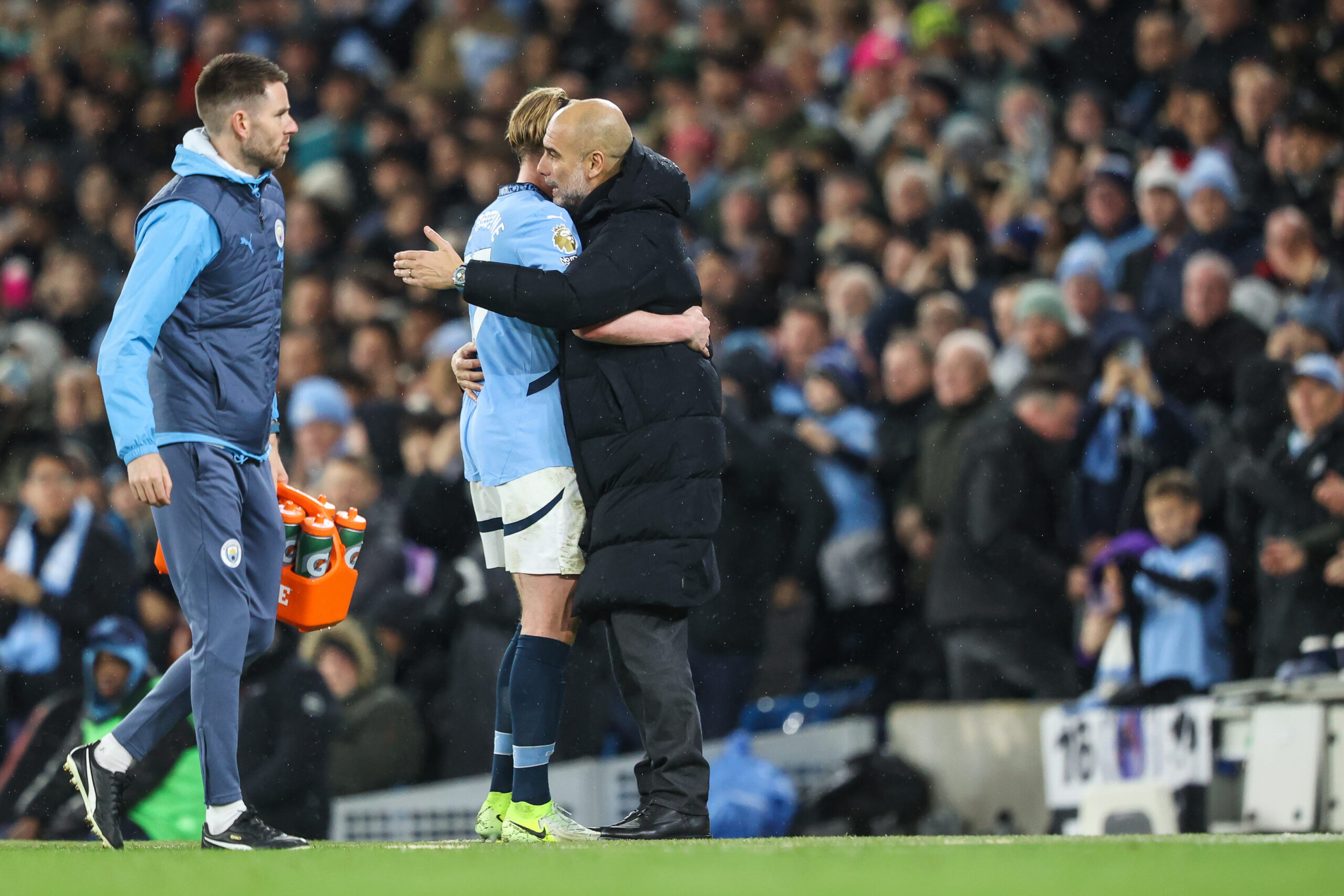 Kevin De Bruyne of Manchester City is embraced by Pep Guardiola manager of Manchester City has he is substituted during the Premier League match Manchester City vs Nottingham Forest at Etihad Stadium, Manchester, United Kingdom, 4th December 2024

(Photo by Alfie Cosgrove/News Images) in ,  on 12/4/2024. (Photo by Alfie Cosgrove/News Images/Sipa USA)
2024.12.04 
pilka nozna liga angielska
Manchester City - Nottingham Forest
Foto Alfie Cosgrove/News Images/SIPA USA/PressFocus

!!! POLAND ONLY !!!