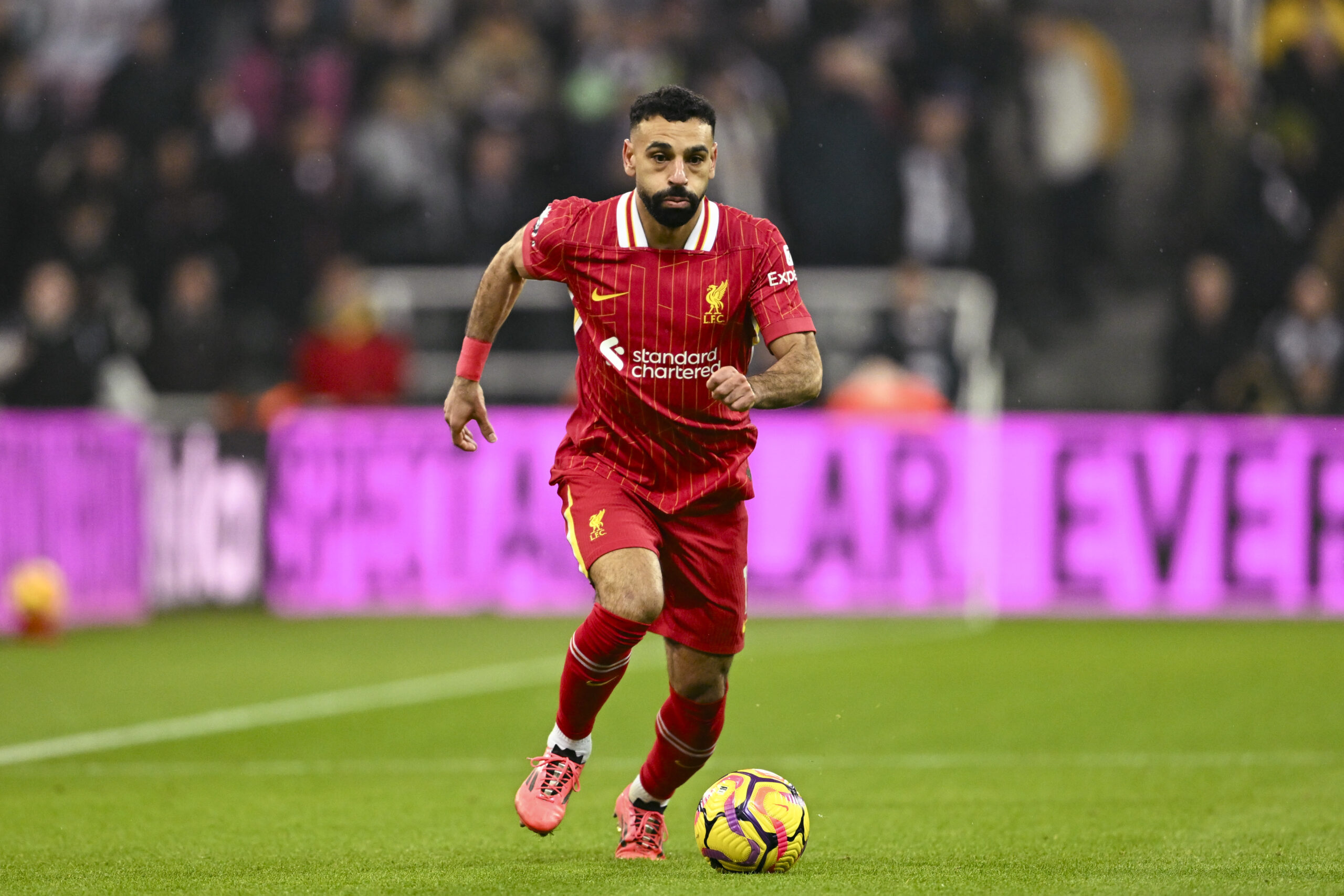 St. James Park NEWCASTLE, ENGLAND - DECEMBER 04: Mohamed Salah of Liverpool runs with the ball during the Premier League 2024/25 Matchweek 14 match between Newcastle United and Liverpool FC at St. James Park, on December 04, 2024 in Newcastle, England.  (Richard Callis/SPP) (Photo by Richard Callis/SPP/Sipa USA)
2024.12.04 Newcastle Upon Tyne
pilka nozna liga angielska
Newcastle United - Liverpool
Foto Richard Callis/SPP/SIPA USA/PressFocus

!!! POLAND ONLY !!!