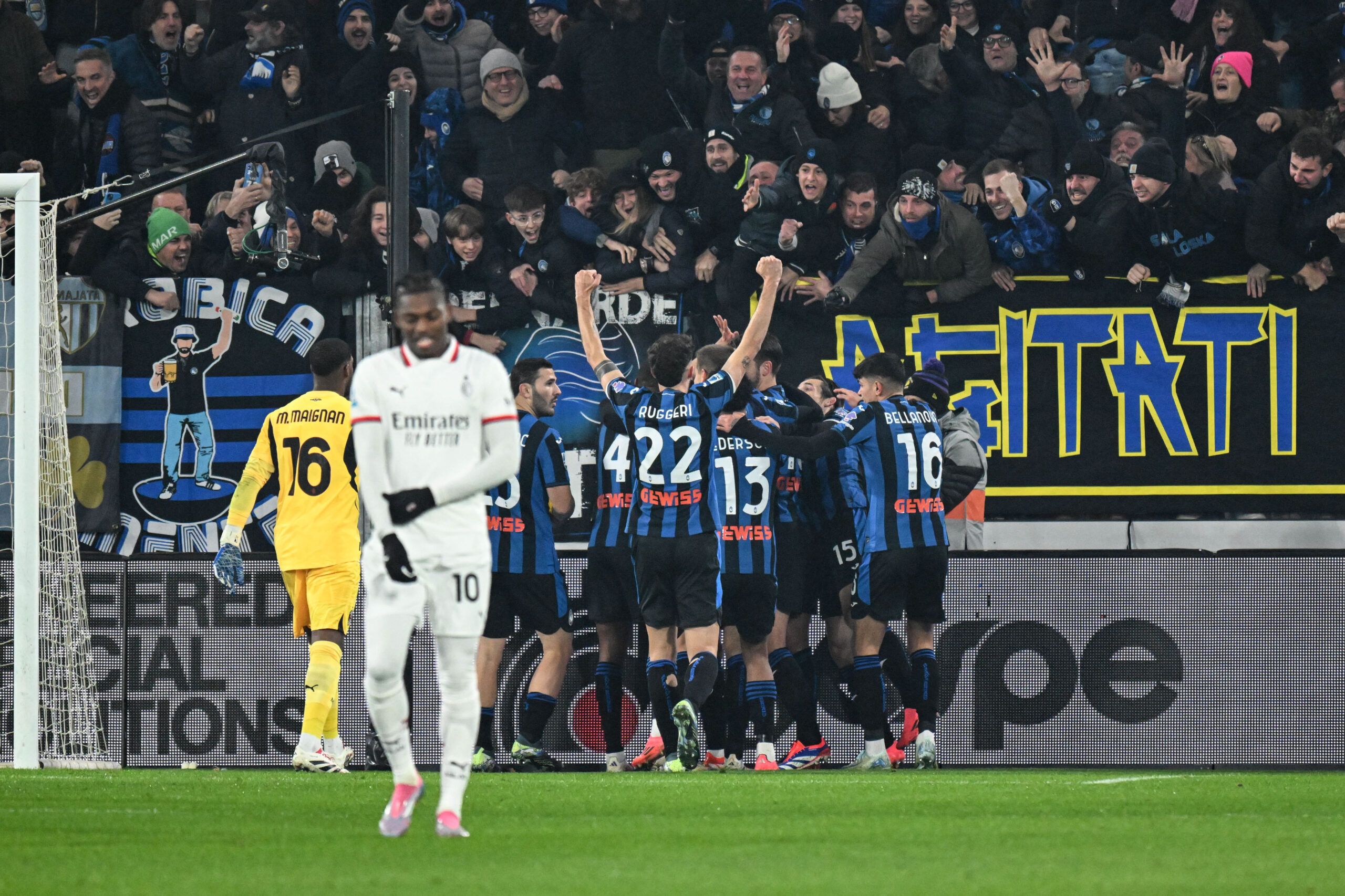 Charles De Ketelaere (Atalanta Bc) celebrated by his teammate after his goal  during  Atalanta BC vs AC Milan, Italian soccer Serie A match in Bergamo, Italy, December 06 2024 (Photo by Gianluca Ricci/IPA Sport / ipa-agency.net/IPA/Sipa USA)
2024.12.06 Bergamo
pilka nozna liga wloska
Atalanta Bergamo - AC Milan
Foto Gianluca Ricci/IPA Sport/ipa-agency.net/SIPA USA/PressFocus

!!! POLAND ONLY !!!