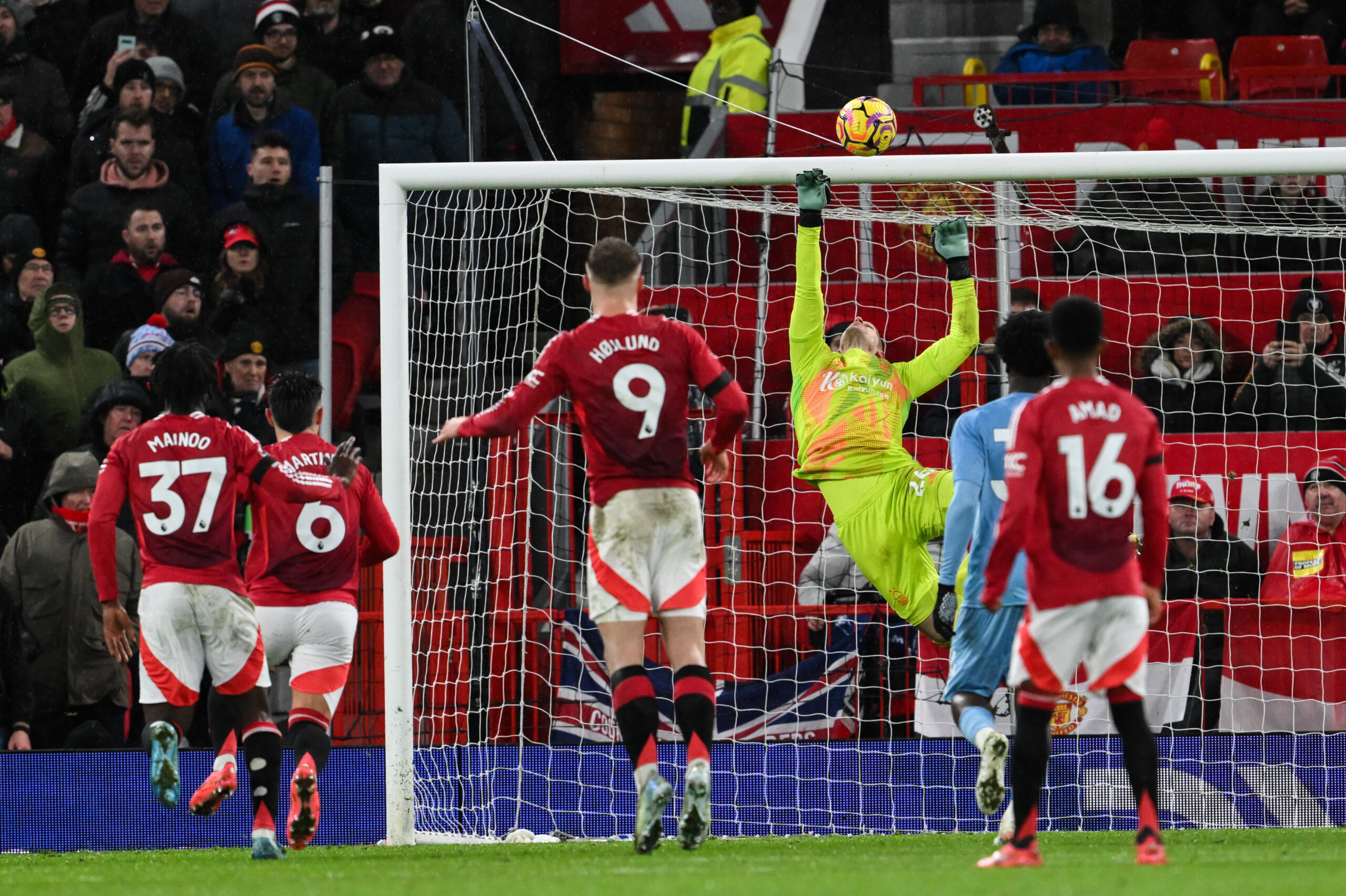 Matz Sels of Nottingham Forest saves a shot during the Premier League match Manchester United vs Nottingham Forest at Old Trafford, Manchester, United Kingdom, 7th December 2024

(Photo by Craig Thomas/News Images) in Manchester, United Kingdom on 12/7/2024. (Photo by Craig Thomas/News Images/Sipa USA)
2024.12.07 Manchester
pilka nozna liga angielska
Manchester United - Nottingham Forest
Foto News Images/SIPA USA/PressFocus

!!! POLAND ONLY !!!