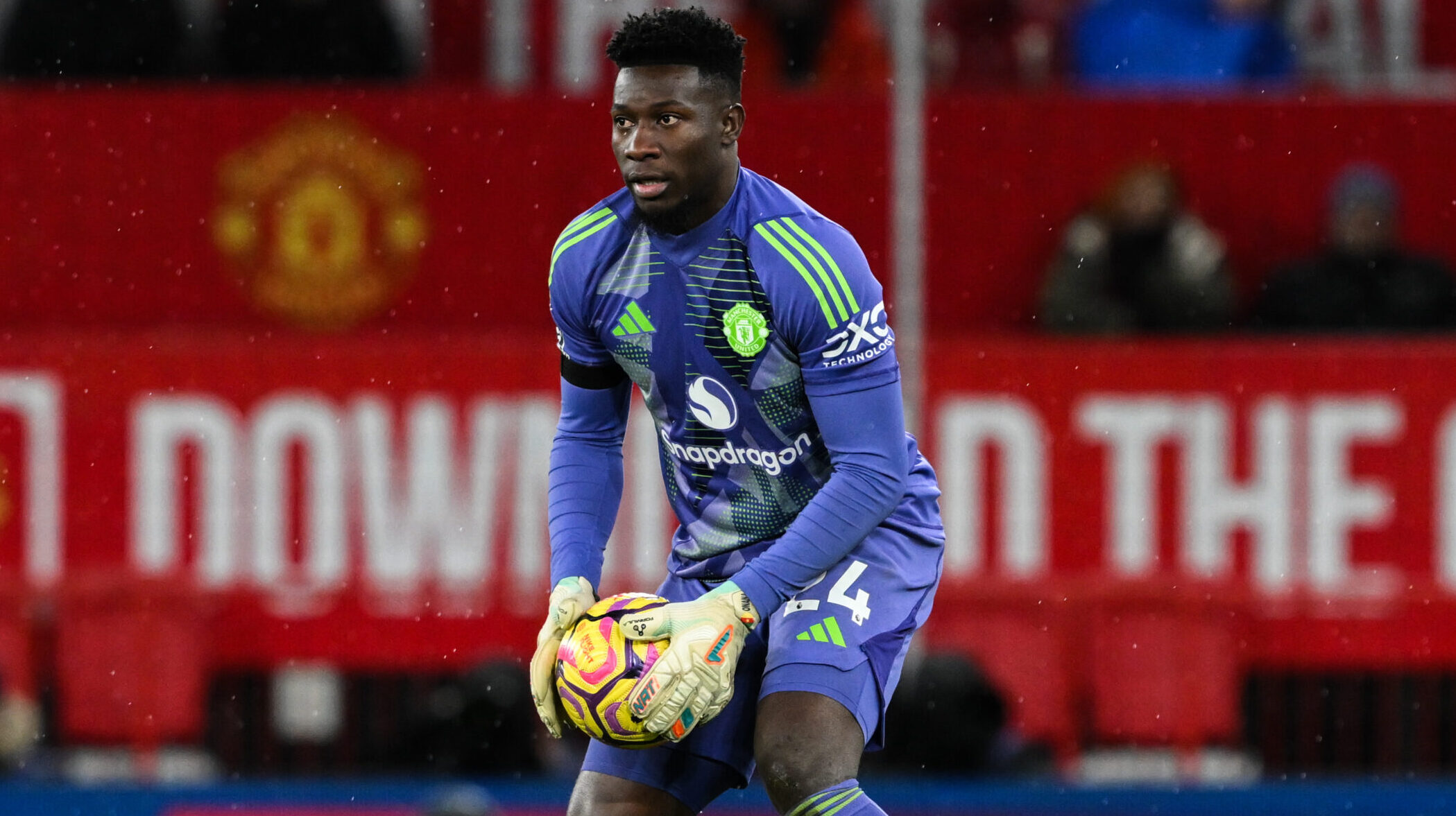 Andr Onana of Manchester United re places the ball after being told to do so by referee Darren England during the Premier League match Manchester United vs Nottingham Forest at Old Trafford, Manchester, United Kingdom, 7th December 2024

(Photo by Craig Thomas/News Images) in Manchester, United Kingdom on 12/7/2024. (Photo by Craig Thomas/News Images/Sipa USA)
2024.12.07 Manchester
pilka nozna liga angielska
Manchester United - Nottingham Forest
Foto News Images/SIPA USA/PressFocus

!!! POLAND ONLY !!!