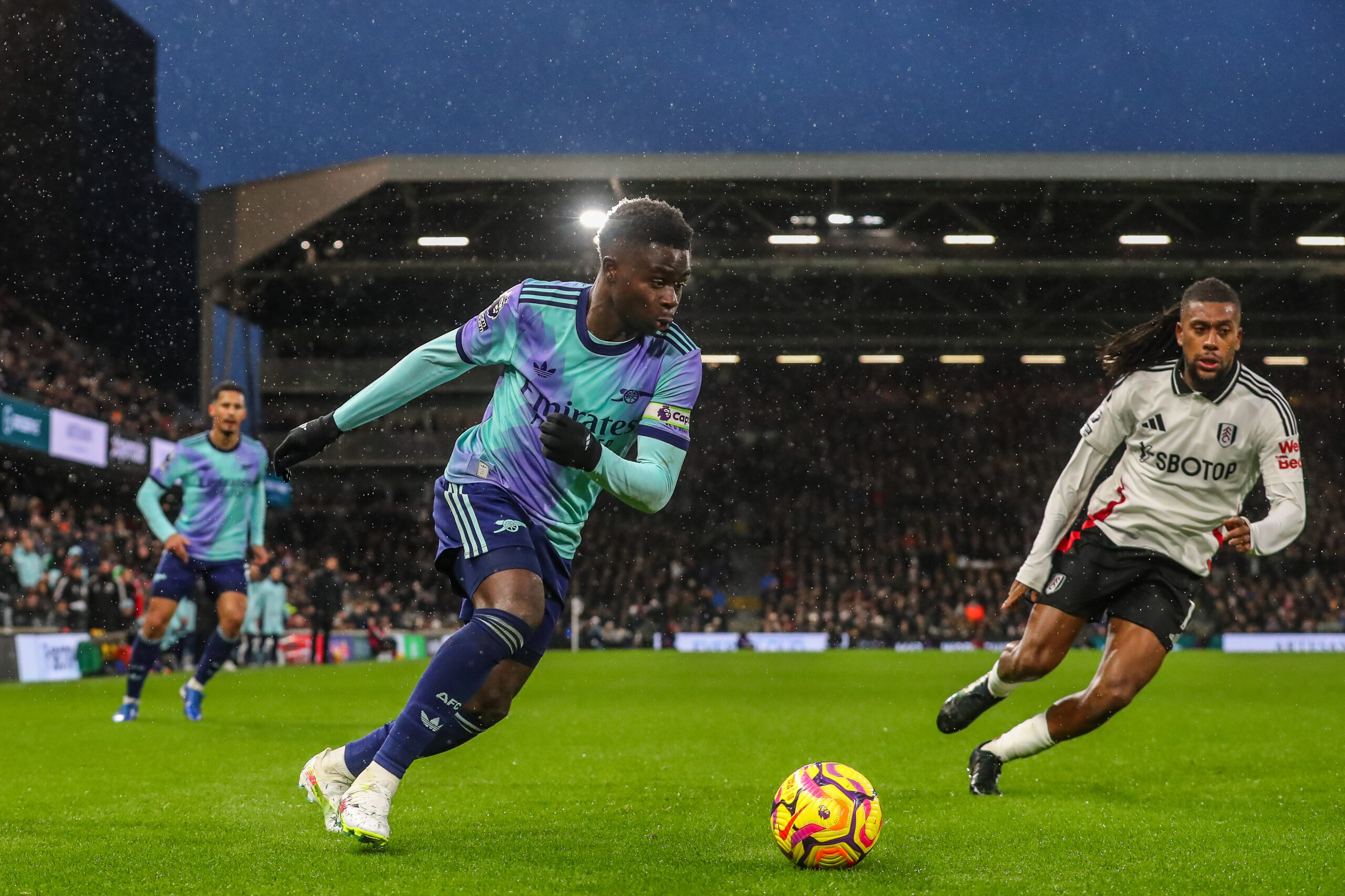 Bukayo Saka of Arsenal makes a break with the ball during the Premier League match Fulham vs Arsenal at Craven Cottage, London, United Kingdom, 8th December 2024

(Photo by Gareth Evans/News Images) in ,  on 12/8/2024. (Photo by Gareth Evans/News Images/Sipa USA)
2024.12.08 Londyn
pilka nozna liga angielska
Fulham - Arsenal Londyn
Foto Gareth Evans/News Images/SIPA USA/PressFocus

!!! POLAND ONLY !!!