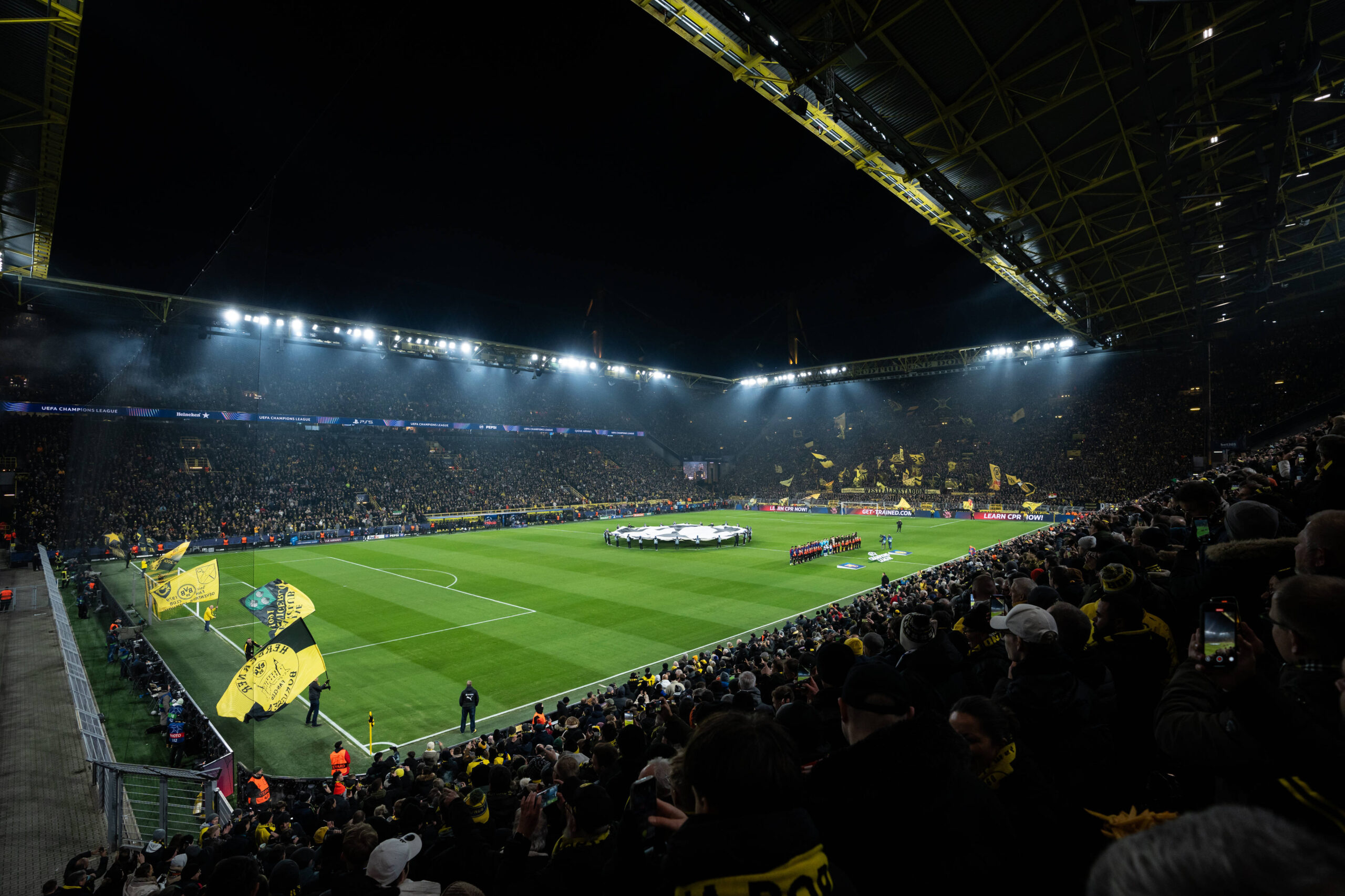 GER, Champions League, Borussia Dortmund vs FC Barcelona, Barca / 11.12.2024, SIgnal Iduna Park, Dortmund, GER, Champions League, Borussia Dortmund vs FC Barcelona Im Bild: Einlaufen der Mannschaften, Stadion, Startaufstellung, *** GER, Champions League, Borussia Dortmund vs. FC Barcelona 11 12 2024, SIgnal Iduna Park, Dortmund, GER, Champions League, Borussia Dortmund vs. FC Barcelona In the picture nordphotoxGmbHxx/xChristianxSchulze nph000300
2024.12.11 Dortmund
pilka nozna liga mistrzow
Borussia Dormund - FC Barcelona
Foto IMAGO/PressFocus

!!! POLAND ONLY !!!