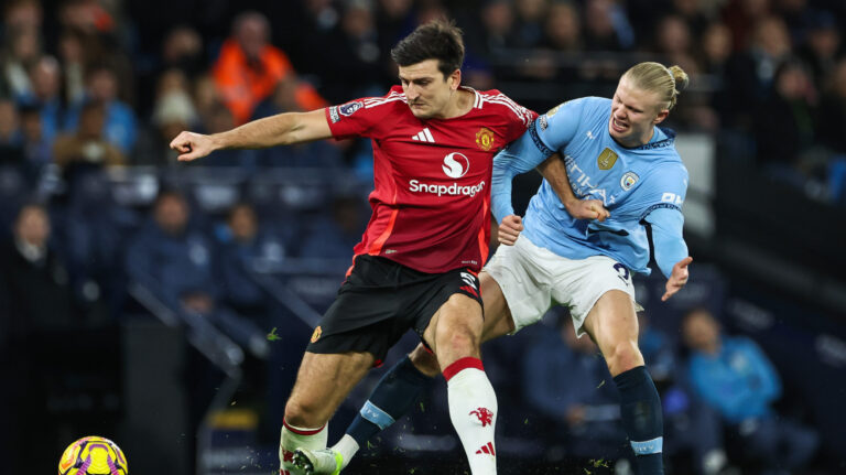 Harry Maguire of Manchester United and Erling Haaland of Manchester City battle for the ball during the Premier League match Manchester City vs Manchester United at Etihad Stadium, Manchester, United Kingdom, 15th December 2024

(Photo by Mark Cosgrove/News Images) in ,  on 12/15/2024. (Photo by Mark Cosgrove/News Images/Sipa USA)
2024.12.15 Manchester
pilka nozna liga angielska
Manchester City - Manchester United
Foto Mark Cosgrove/News Images/SIPA USA/PressFocus

!!! POLAND ONLY !!!