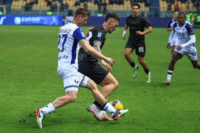 Pawe? Dawidowicz (Hellas Verona FC) fights for the ball against Dennis Man (Parma Calcio)  during  Parma Calcio vs Hellas Verona FC, Italian soccer Serie A match in Parma, Italy, December 15 2024 (Photo by Lorenzo Cattani/IPA Sport / ipa-agency.net/IPA/Sipa USA)
2024.12.15 Parma
pilka nozna liga wloska
Parma Calcio - Hellas Werona
Foto Lorenzo Cattani/IPA Sport/ipa-agency.net/SIPA USA/PressFocus

!!! POLAND ONLY !!!