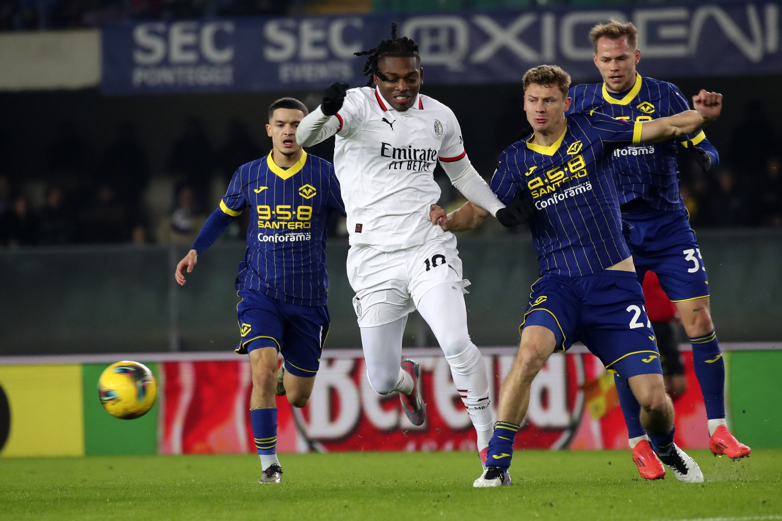 AC MilanÕs Rafael Leao   VeronaÕs Pawel Dawidowicz  In action  during the  Serie A enilive soccer match between Hellas Verona  and Milan at the Marcantonio Bentegodi Stadium, north Est Italy - Friday, December  20, 2024. Sport - Soccer (Photo by Paola Garbuio /Lapresse) (Photo by Paola Garbuio/Lapresse/Sipa USA)
2024.12.20 Werona
pilka nozna Liga Wloska
Hellas Werona - AC Milan
Foto Paola Garbuio/LaPresse/SIPA USA/PressFocus

!!! POLAND ONLY !!!