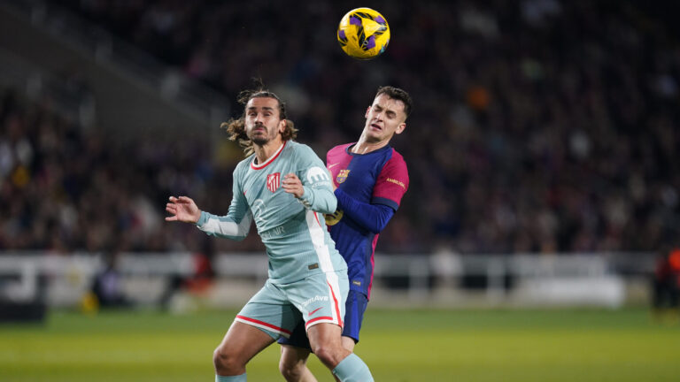 Antoine Griezmann of Atletico de Madrid and Marc Casado of FC Barcelona during the La Liga EA Sports match between FC Barcelona and Atletico de Madrid played at Lluis Companys Stadium on December 21, 2024 in Barcelona, Spain. (Photo by Sergio Ruiz / Imago)  (Photo by pressinphoto/Sipa USA)
2024.12.21 Barcelona
pilka nozna liga hiszpanska
FC Barcelona - Atletico Madryt
Foto Sergio Ruiz/Imago/PRESSINPHOTO/SIPA USA/PressFocus

!!! POLAND ONLY !!!