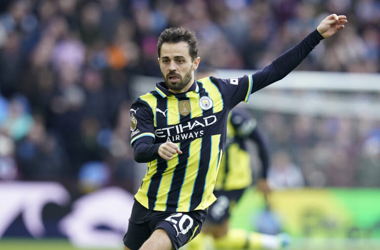 Birmingham, England, 21st December 2024. Bernardo Silva of Manchester City during the Premier League match at Villa Park, Birmingham. Picture credit should read: Andrew Yates / Sportimage EDITORIAL USE ONLY. No use with unauthorised audio, video, data, fixture lists, club/league logos or live services. Online in-match use limited to 120 images, no video emulation. No use in betting, games or single club/league/player publications. SPI-3544-0096
2024.12.21 Birmingham
pilka nozna liga angielska
Premier League sezon 2024/2025
Foto IMAGO/PressFocus

!!! POLAND ONLY !!!