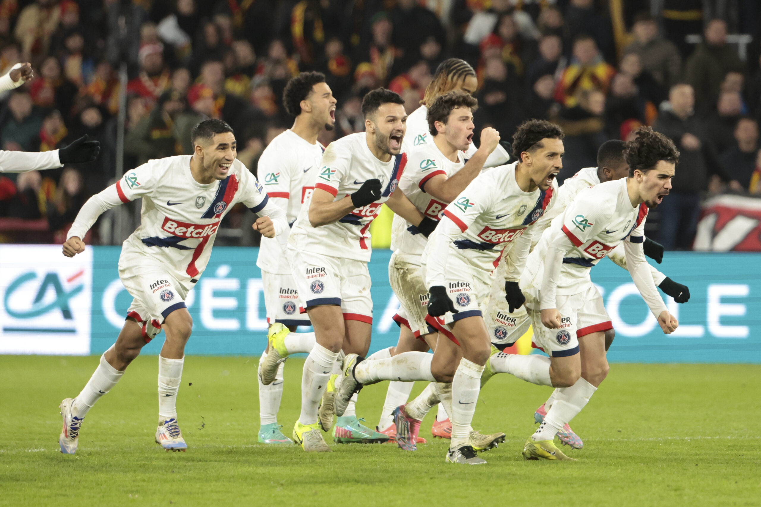 Achraf Hakimi, Goncalo Ramos, Marquinhos, Vitinha of PSG and teammates celebrate the victory following the penalty shootout of the French Cup round of 64 football match between RC Lens and Paris Saint-Germain (PSG) on December 22, 2024 at Stade Bollaert-Delelis in Lens, France (Photo by /Sipa USA)
2024.12.22 Lens
pilka nozna , Puchar Francji
RC Lens - Paris Saint-Germain
Foto Jean Catuffe/DPPI/IPA Sport 2/ipa-agency.net/SIPA USA/PressFocus

!!! POLAND ONLY !!!