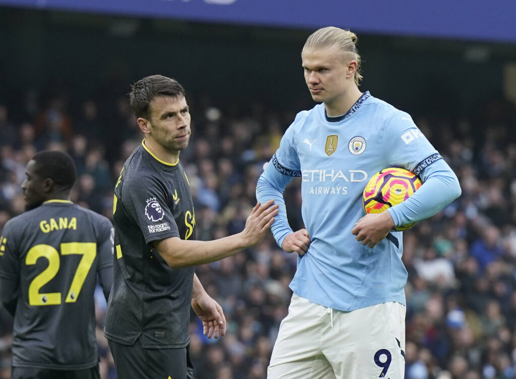 Manchester, England, 26th December 2024. Seamus Coleman of Everton L talks with Erling Haaland of Manchester City as he was about to take his penalty during the Premier League match at the Etihad Stadium, Manchester. Picture credit should read: Andrew Yates / Sportimage EDITORIAL USE ONLY. No use with unauthorised audio, video, data, fixture lists, club/league logos or live services. Online in-match use limited to 120 images, no video emulation. No use in betting, games or single club/league/player publications. SPI_028_AY_MAN_CITY_EVERTON SPI-3550-0028
2024.12.26 Manchester
pilka nozna liga angielska
Manchester City - Everton
Foto IMAGO/PressFocus

!!! POLAND ONLY !!!