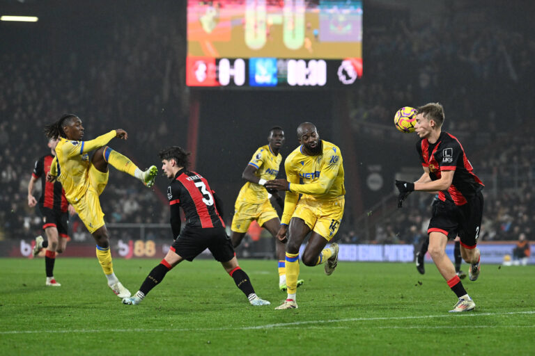 Bournemouth v Crystal Palace Premier League 26/12/2024. Dean Huijsen 2 of AFC Bournemouth blocks a shot at goal by Eberechi Eze 10 of Crystal Palace with his face during the Premier League match between Bournemouth and Crystal Palace at the Vitality Stadium, Bournemouth, England on 26 December 2024. Bournemouth Vitality Stadium Dorset England Editorial use only DataCo restrictions apply See www.football-dataco.com , Copyright: xGrahamxHuntx PSI-21130-0064
2024.12.26 Bournemouth
pilka nozna liga angielska
Premier League sezon 2024/2025
Foto News Images/SIPA USA/PressFocus

!!! POLAND ONLY !!!