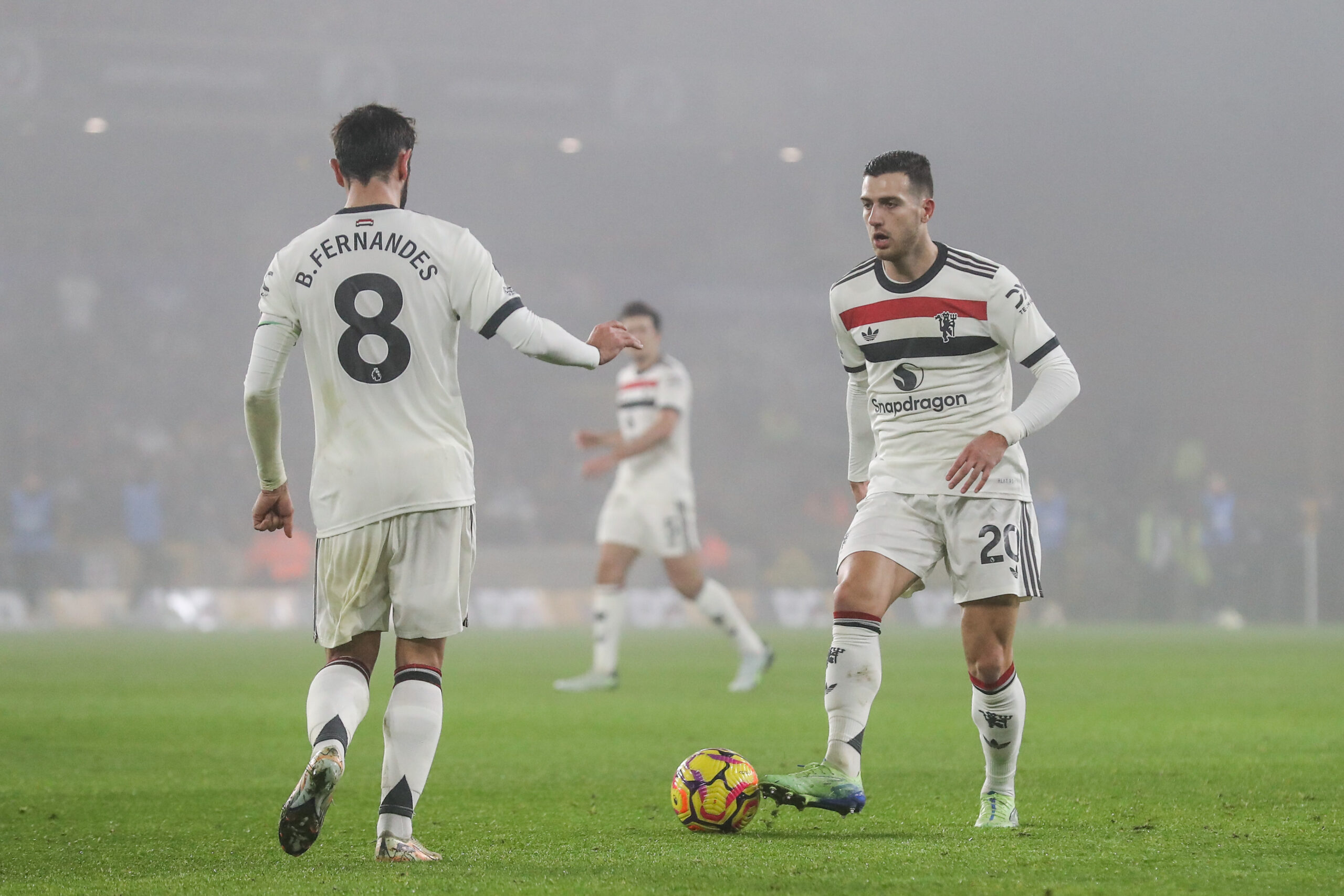 Diogo Dalot of Manchester United passes the ball during the Premier League match Wolverhampton Wanderers vs Manchester United at Molineux, Wolverhampton, United Kingdom, 26th December 2024

(Photo by Gareth Evans/News Images) in Wolverhampton, United Kingdom on 12/26/2024. (Photo by Gareth Evans/News Images/Sipa USA)
2024.12.26 Wolverhampton
pilka nozna liga angielska
Wolverhampton Wanderers - Manchester United
Foto News Images/SIPA USA/PressFocus

!!! POLAND ONLY !!!