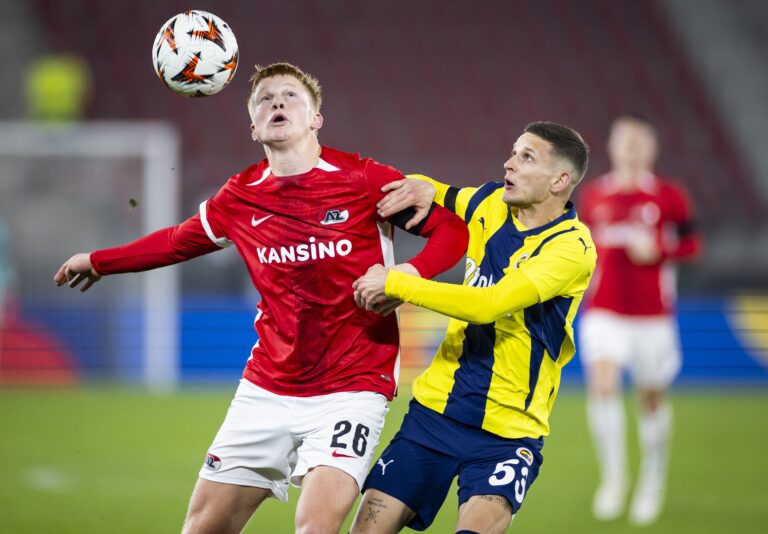 11/7/2024 - ALKMAAR - (l-r) Kees Smit of AZ Alkmaar, Sebastian Szymanski of Fenerbahce SK during the UEFA Europa League match between AZ Alkmaar and Fenerbahce SK at AFAS stadium on Nov. 7, 2024 in Alkmaar, Netherlands. ANP KOEN VAN WEEL /ANP/Sipa USA
2024.11.07 Alkmaar
pilka nozna liga Europy
AZ Alkmaar - Fenerbahce Stambul
Foto ANP/SIPA USA/PressFocus

!!! POLAND ONLY !!!