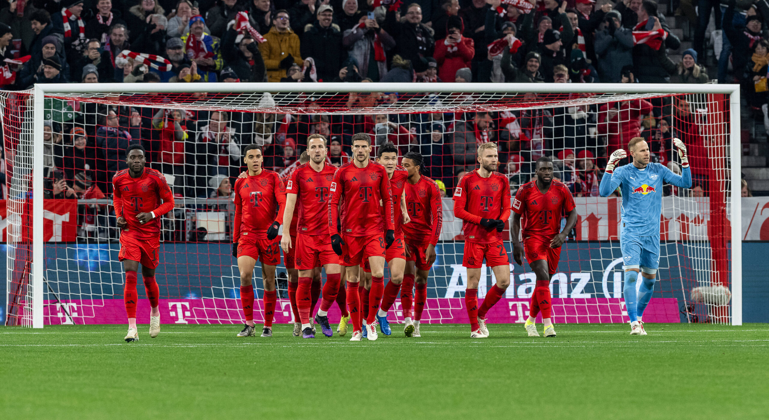 Die Muenchner bejubeln mit Jamal Musiala FC Bayern Muenchen, 42 dessen Tor zum 10 bereits nach 30 gespielten Sekunden. Peter Gulasch Torwart, RB Leipzig, 1 ist dementsprechend bedient. GER, FC Bayern Muenchen vs. RB Leipzig, Fussball, Bundesliga, 15. Spieltag, Spielzeit 2024/2025, 20.12.2024. DFL DFB REGULATIONS PROHIBIT ANY USE OF PHOTOGRAPHS as IMAGE SEQUENCES and or QUASI-VIDEO. GER, FC Bayern Muenchen vs. RB Leipzig, Fussball, Bundesliga, 15. Spieltag, Spielzeit 2024/2025, 20.12.2024. Muenchen *** The Muenchner cheer with Jamal Musiala FC Bayern Muenchen, 42 whose goal to 10 after only 30 seconds played Peter Gulasch goalkeeper, RB Leipzig, 1 is accordingly served GER, FC Bayern Muenchen vs RB Leipzig, Football, Bundesliga, Matchday 15, Season 2024 2025, 20 12 2024 DFL DFB REGULATIONS PROHIBIT ANY USE OF PHOTOGRAPHS as IMAGE SEQUENCES and or QUASI VIDEO GER, FC Bayern Muenchen vs RB Leipzig, Football, Bundesliga, Matchday 15, Season 2024 2025, 20 12 2024 Muenchen Copyright: xEibner-Pressefoto/HeikexFeinerx EP_HFR,Image: 948887720, License: Rights-managed, Restrictions: , Model Release: no, Credit line: Eibner-Pressefoto/Heike Feiner / imago sport / Forum