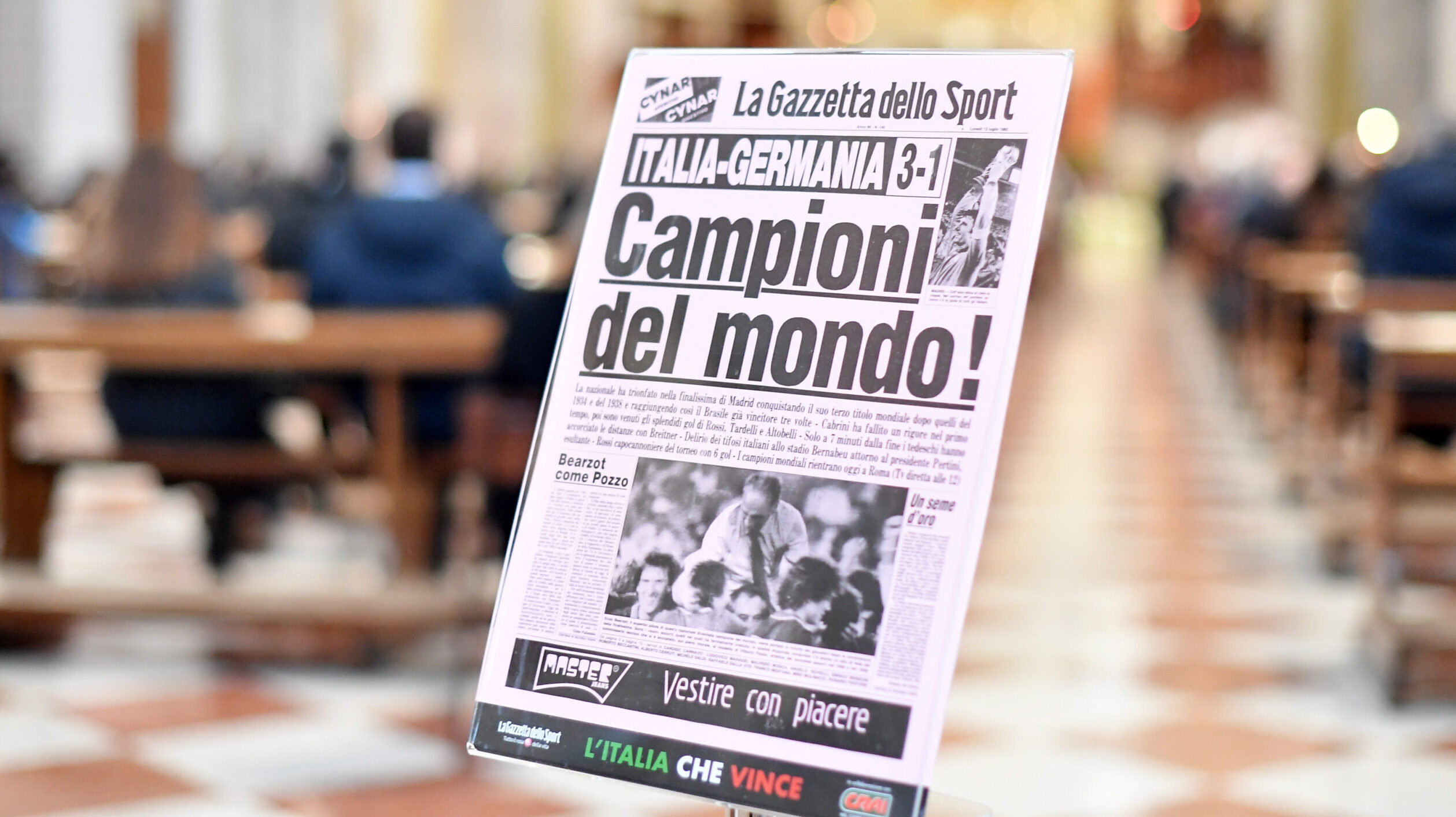 (201213) -- VICENZA, Dec. 13, 2020 (Xinhua) -- The front page of Gazzetta dello Sport with the title &quot;Champions of the World&quot; in 1982 was placed at the entrance of the church during the funeral service for Paolo Rossi in Vicenza, Italy, on Dec. 12, 2020. Paolo Rossi, former Italian star striker who spearheaded the national side to the 1982 FIFA World Cup triumph, died at the age of 64 on Dec. 10. (Xinhua)
2020.12.12 Vicenza
Pilka nozna
Pogrzeb Paulo Rossi
Foto Cheng Tingting/Xinhua/PressFocus

!!! POLAND ONLY !!!