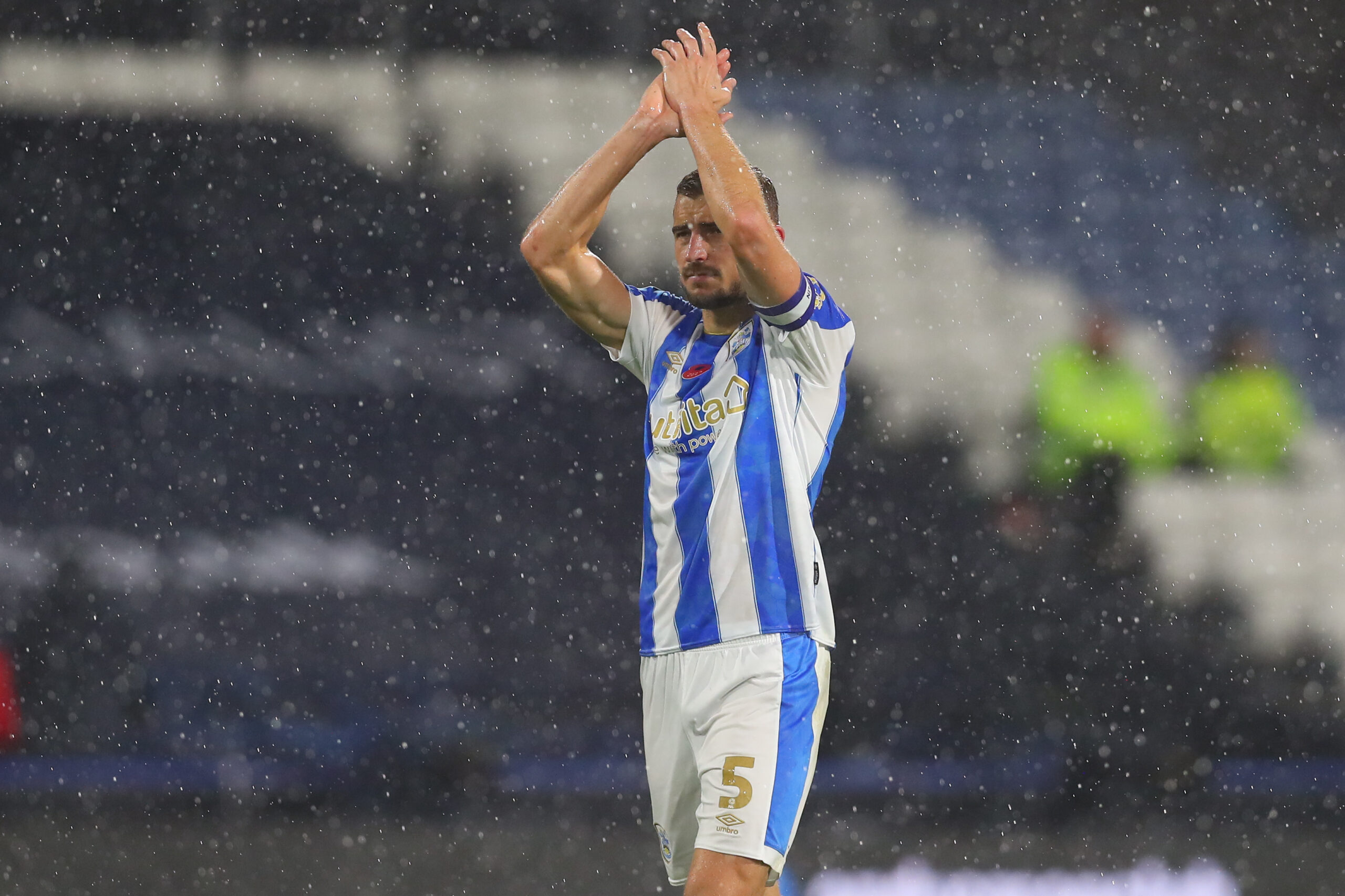 Michal Helik of Huddersfield Town applauds the home fans during the Sky Bet Championship match Huddersfield Town vs Watford at John Smith&#039;s Stadium, Huddersfield, United Kingdom, 4th November 2023

(Photo by Ryan Crockett/News Images) in Huddersfield, United Kingdom on 11/4/2023. (Photo by Ryan Crockett/News Images/Sipa USA)
2023.11.04 Huddersfield
pilka nozna liga angielska
Huddersfield Town - Watford
Foto Ryan Crockett/News Images/SIPA USA/PressFocus

!!! POLAND ONLY !!!