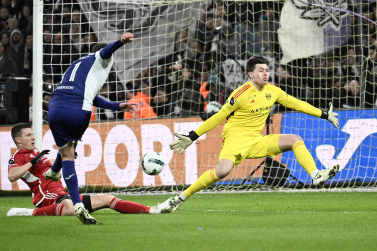 Thorgan Hazard of Anderlecht battles for the ball with Gabriel Slonina of Eupen and scores the 1-0 goal during a football game between RSC Anderlecht and KAS Eupen on match day 28 of the Jupiler Pro League season 2023 - 2024 competition on March 3, 2024 in Brussels, Belgium. (Photo by Maarten Straetemans/Isosport/Content Curation/Sipa USA)
2024.03.03 Brussels
pilka nozna liga belgijska
RSC Anderlecht - KAS Eupen
Foto Maarten Straetemans/SIPA USA/PressFocus

!!! POLAND ONLY !!!