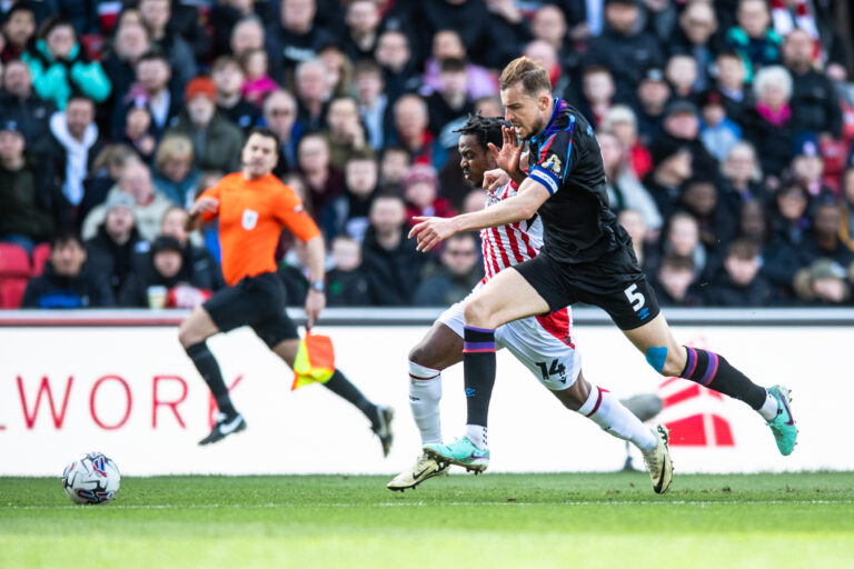 Michał Helik of Huddersfield Town in a battle for possession with Niall Ennis of Stoke City during the Sky Bet Championship match between Stoke City and Huddersfield Town at the Bet 365 Stadium, Stoke-on-Trent
Picture by Matt Wilkinson/Focus Images Ltd 07814 960751
01/04/2024
2024.04.01 Stoke-on-Trent
Pilka nozna liga angielska
Stoke City - Huddersfield Town
Foto Matt Wilkinson/Focus Images/MB Media/PressFocus

!!! POLAND ONLY !!!