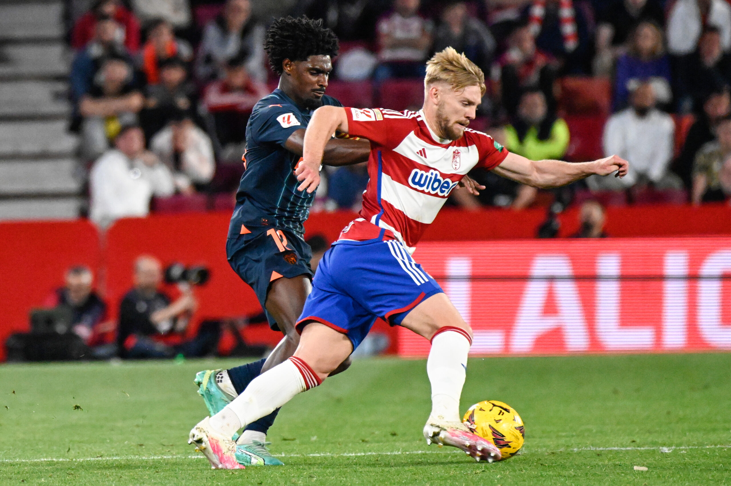 Kamil Jozwiak of Granada CF competes for the ball with Thierry Correia of Valencia CF during the Liga match between Granada CF - Valencia CF at Nuevo Los Carmenes Stadium on  April 04, 2024 in Granada, Spain. (Photo by Jose M Baldomero/Pacific Press/Sipa USA)
2024.04.04 Granada
pilka nozna , liga hiszpanska
Granada CF - Valencia CF
Foto Jose M Baldomero/Pacific Press/SIPA USA/PressFocus

!!! POLAND ONLY !!!