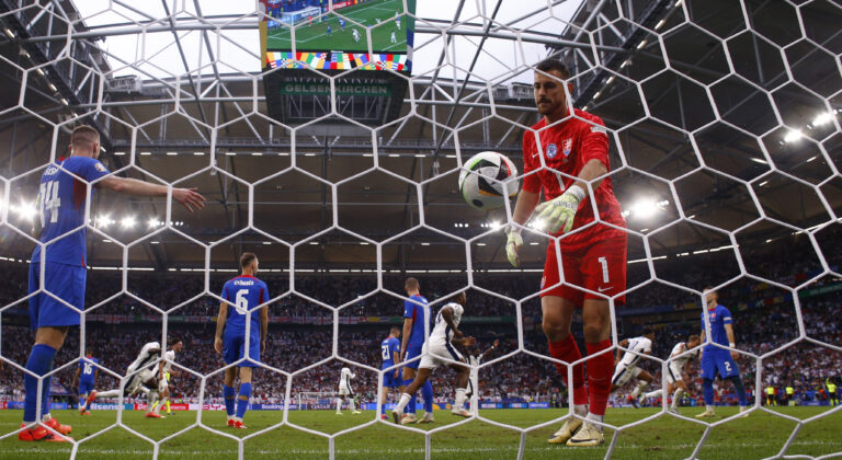 Martin Dubravka of Slovakia looks dejected as Jude Bellingham of England celebrates scoring his sides 1st goal during the UEFA Euro 2024 Round of 16 match between England and Slovakia at Veltins-Arena, Gelsenkirchen
Picture by Paul Chesterton/Focus Images Ltd +44 7904 640267
30/06/2024
2024.06.30 Gelsenkirchen
pilka nozna Mistrzostwa Europy UEFA Euro 2024
Anglia - Slowacja
Foto Paul Chesterton/Focus Images/MB Media/PressFocus

!!! POLAND ONLY !!!