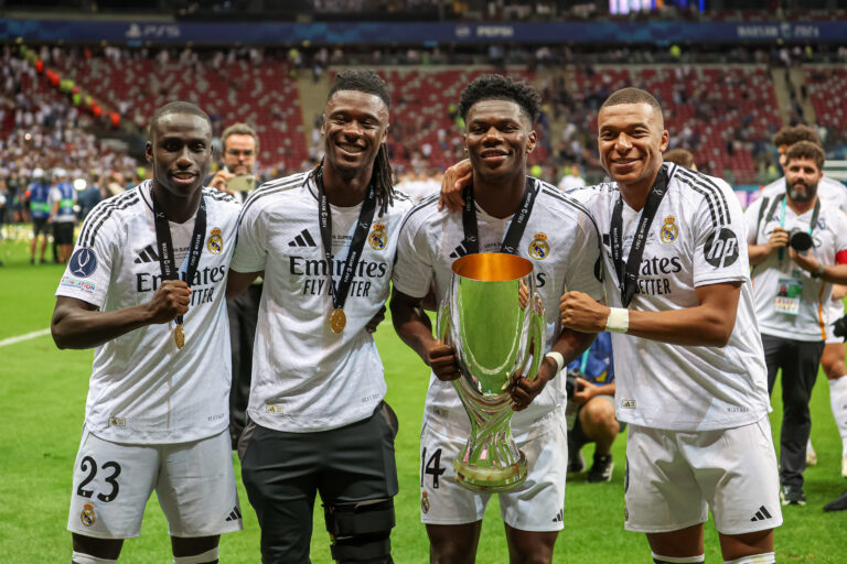 2024.08.14 Warszawa
Pilka nozna Stadion Narodowy UEFA Superpuchar Europy
Real Madryt CF - Atalanta BC
N/z Kylian Mbappe Ferland Mendy Aurelien Tchouameni puchar radosc trophy celebration 
Foto Pawel Jaskolka / PressFocus

2024.08.14 Warsaw
Football National Stadium UEFA Super Cup
Real Madrid - Atalanta BC
Credit: Pawel Jaskolka / PressFocus