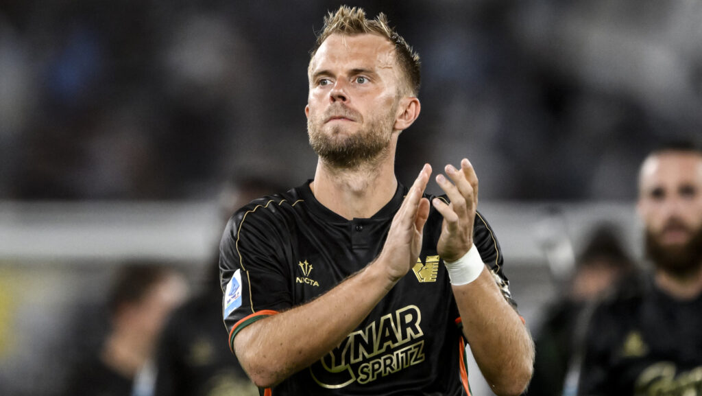 Christian Gytkjaer of Venezia FC claps the fans at the end of the Serie A football match between SS Lazio and Venezia FC at Olimpico stadium in Rome (Italy), August 18, 2024./Sipa USA *** No Sales in France and Italy ***
2024.08.18 Rzym
pilka nozna liga wloska
SS Lazio Rzym - Venezia FC
Foto Andrea Staccioli/Insidefoto/SIPA USA/PressFocus

!!! POLAND ONLY !!!