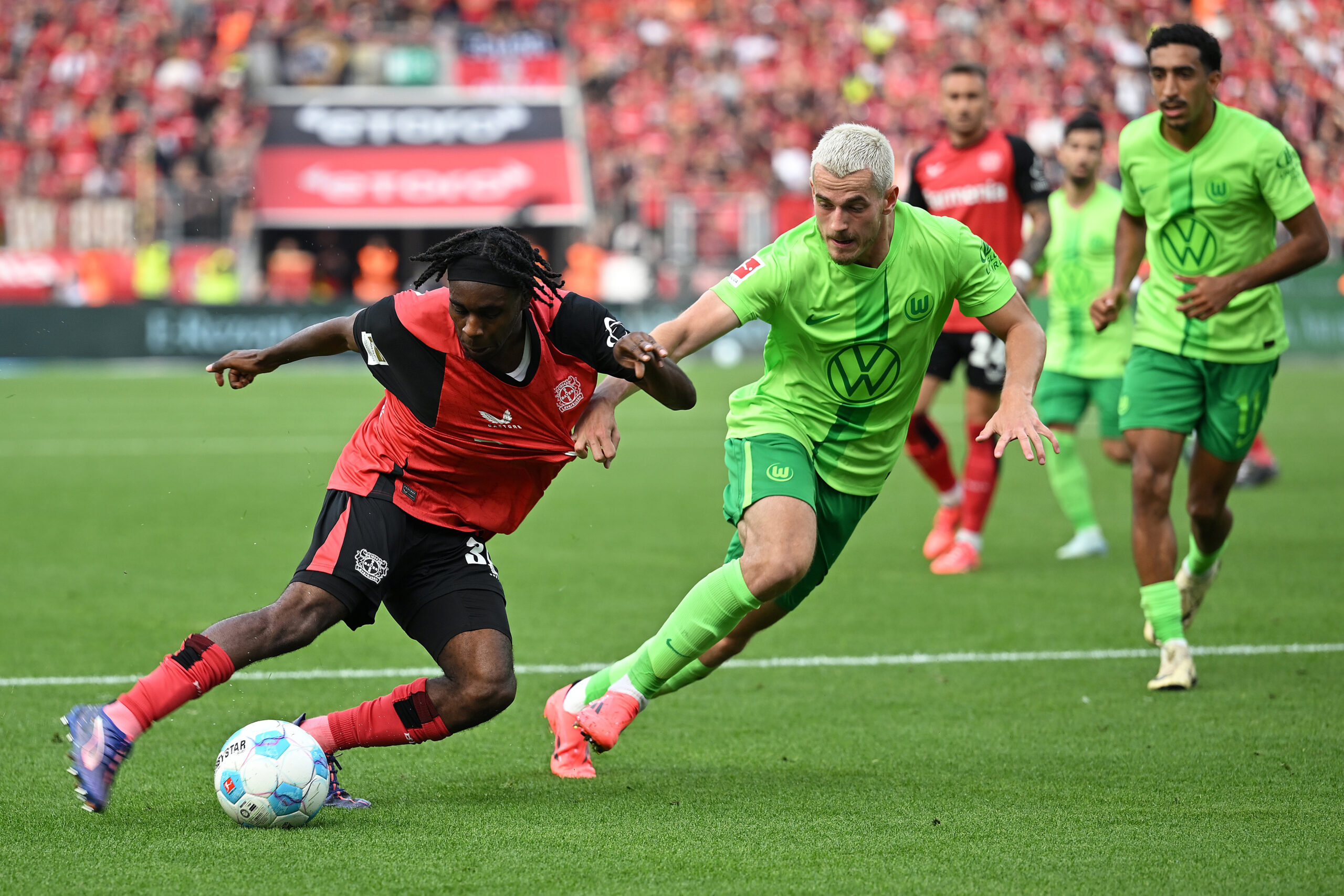 (240923) -- LEVERKUSEN, Sept. 23, 2024 (Xinhua) -- Jeremie Frimpong (L) of Bayer 04 Leverkusen vies with Jakub Kaminski of VfL Wolfsburg during the first division of Bundesliga match between Bayer 04 Leverkusen and VfL Wolfsburg in Leverkusen, Germany, Sept. 22, 2024. (Photo by Ulrich Hufnagel/Xinhua)

2024.09.22 Leverkusen
pilka nozna , liga niemiecka
Bayer 04 Leverkusen - VfL Wolfsburg
Foto Wu Erlixiáhufunageer/Xinhua/PressFocus

!!! POLAND ONLY !!!