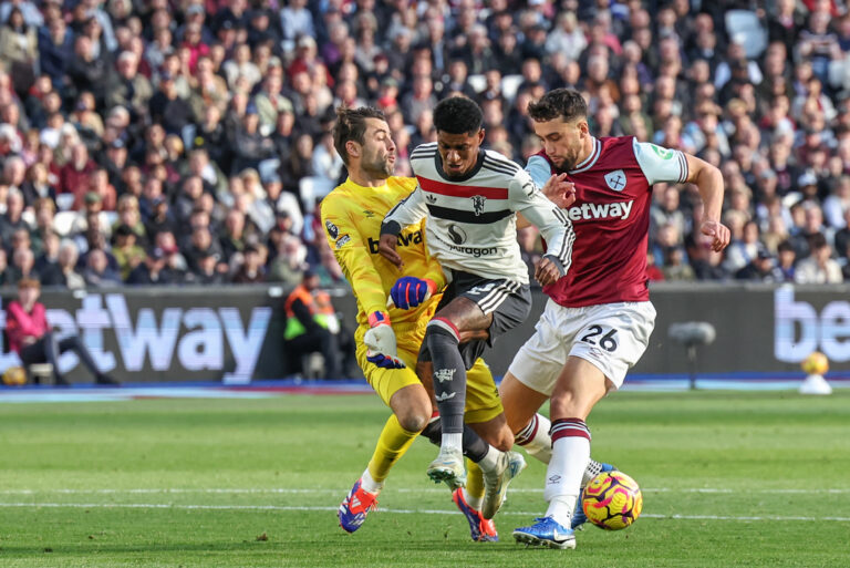 Lukasz Fabianski of West Ham United and Max Kilman of West Ham United tackle Marcus Rashford of Manchester United as he runs on goal during the Premier League match West Ham United vs Manchester United at London Stadium, London, United Kingdom, 27th October 2024

(Photo by Mark Cosgrove/News Images) in London, United Kingdom on 10/27/2024. (Photo by Mark Cosgrove/News Images/Sipa USA)
2024.10.27 Londyn
pilka nozna liga angielska
Premier League West Ham United - Manchester United
Foto News Images/SIPA USA/PressFocus

!!! POLAND ONLY !!!